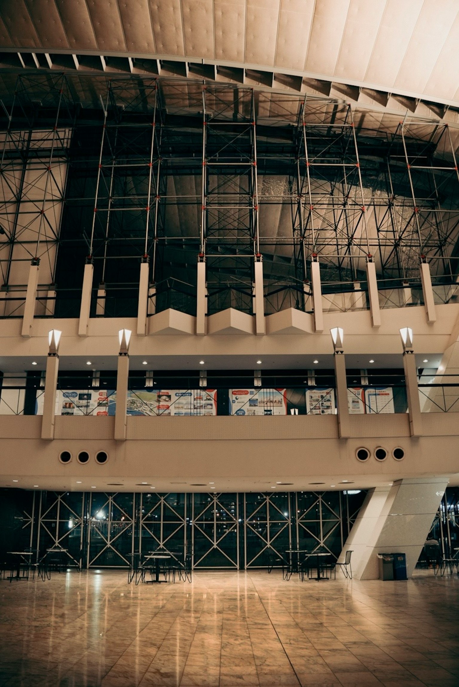 Innenraum eines modernen architektonischen Raums mit großen Fenstern und Metallstrukturen