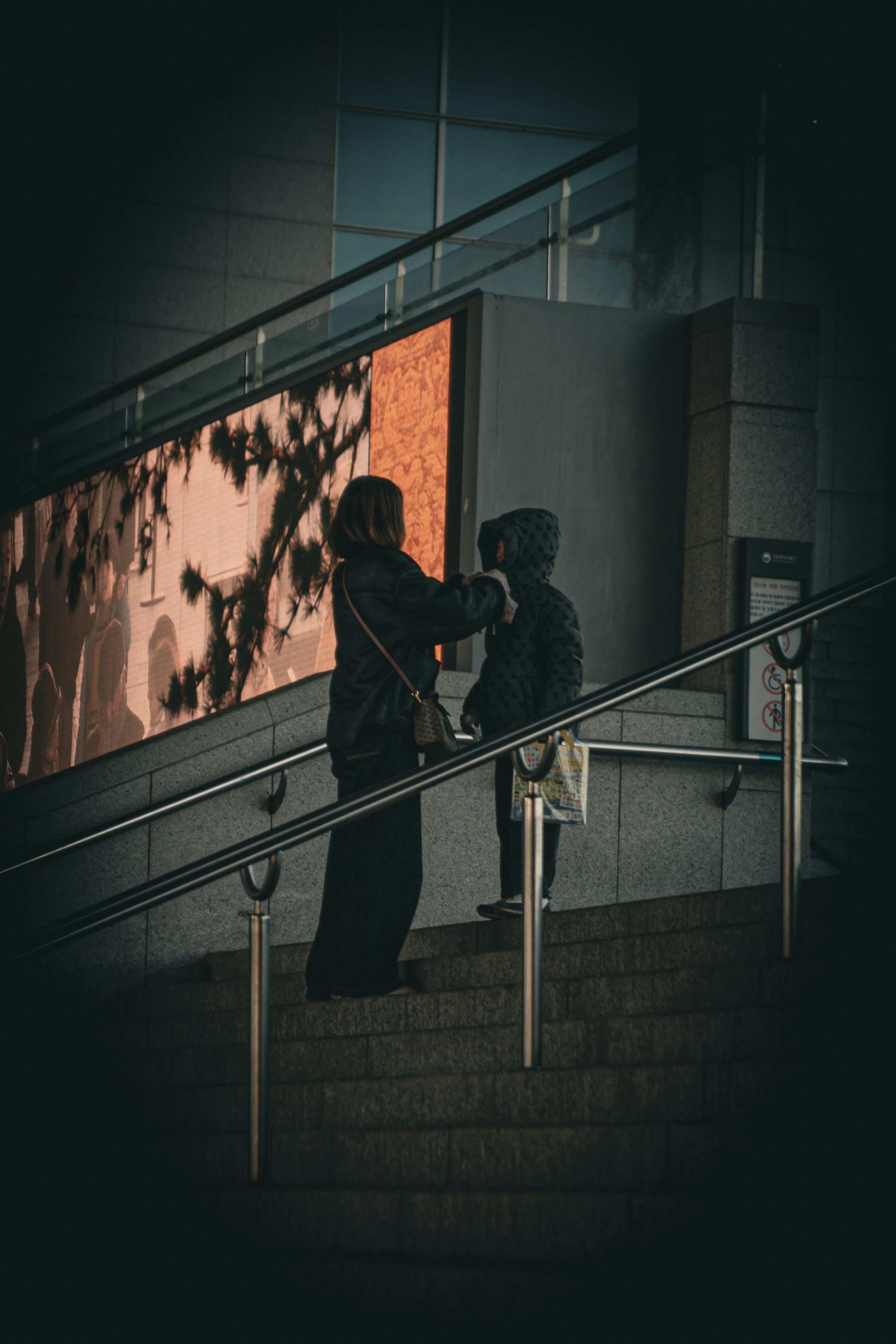 建築樓梯上的人物剪影