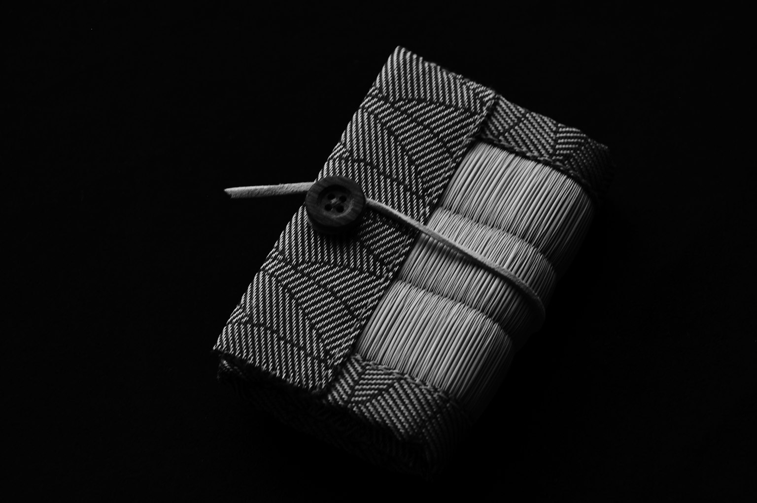 Japanisches Notizbuch mit komplizierten Mustern auf schwarzem Hintergrund