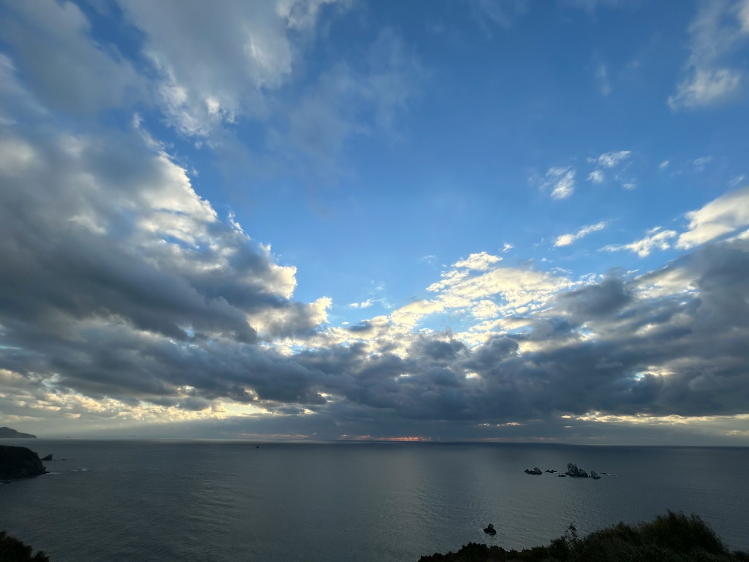 Paysage magnifique de mer et de ciel avec des nuages épars et de l'eau calme