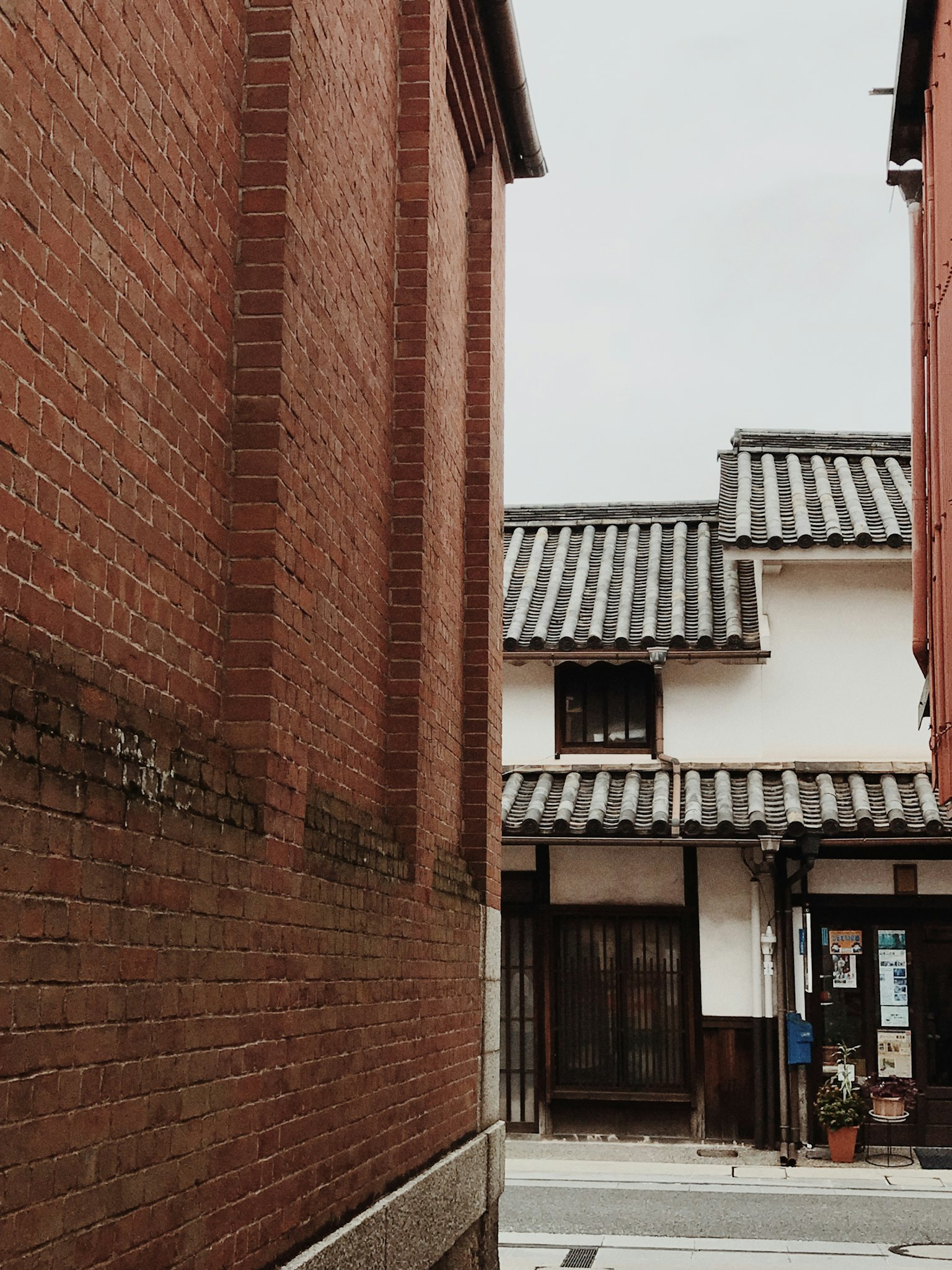 狹窄小巷，磚牆和傳統瓦屋頂房屋