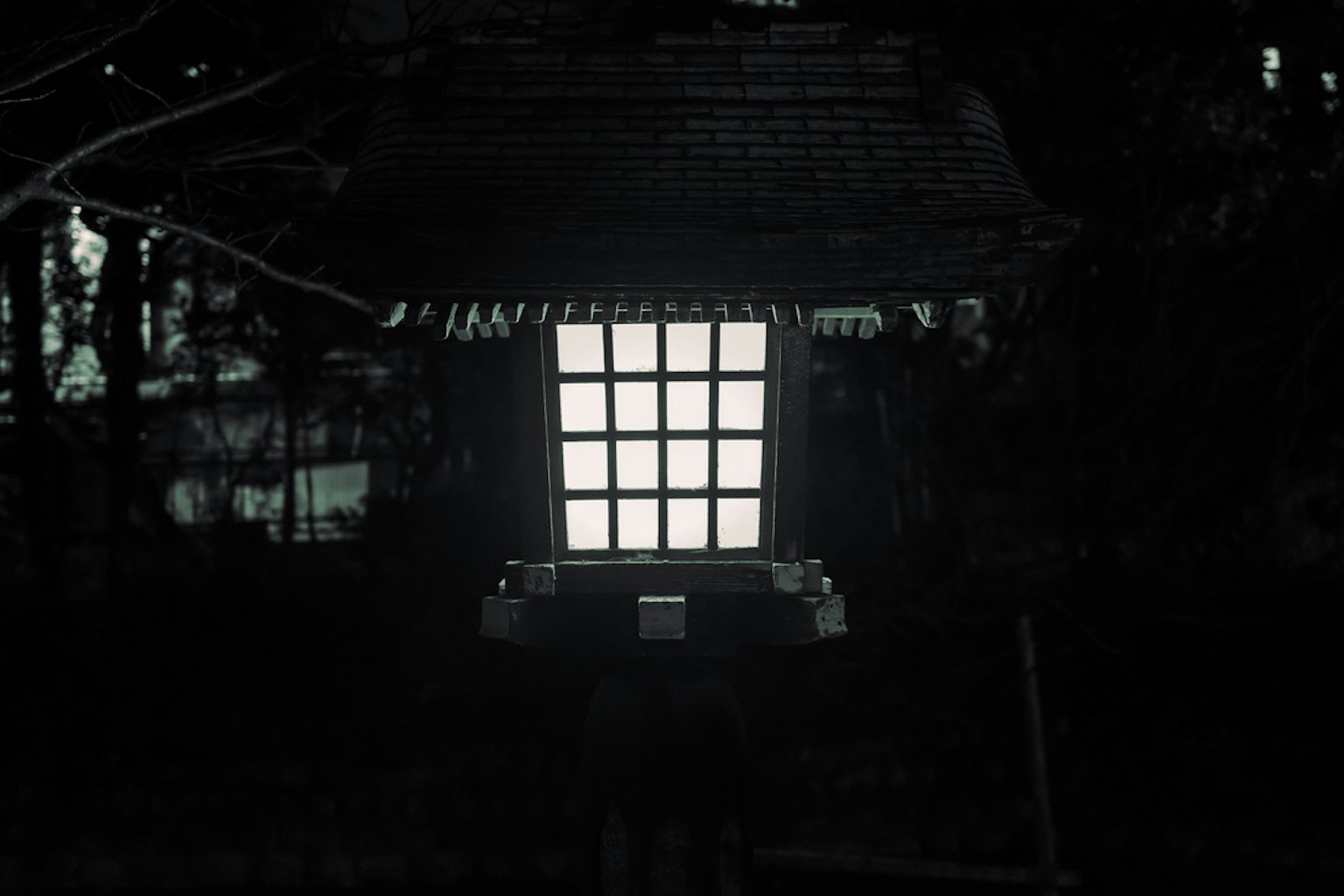 Lampu bergaya Jepang yang menyala di latar belakang gelap