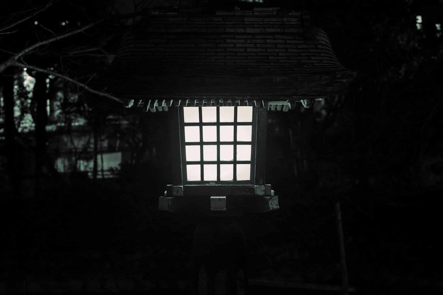 黑暗背景下发光的日本风格灯笼