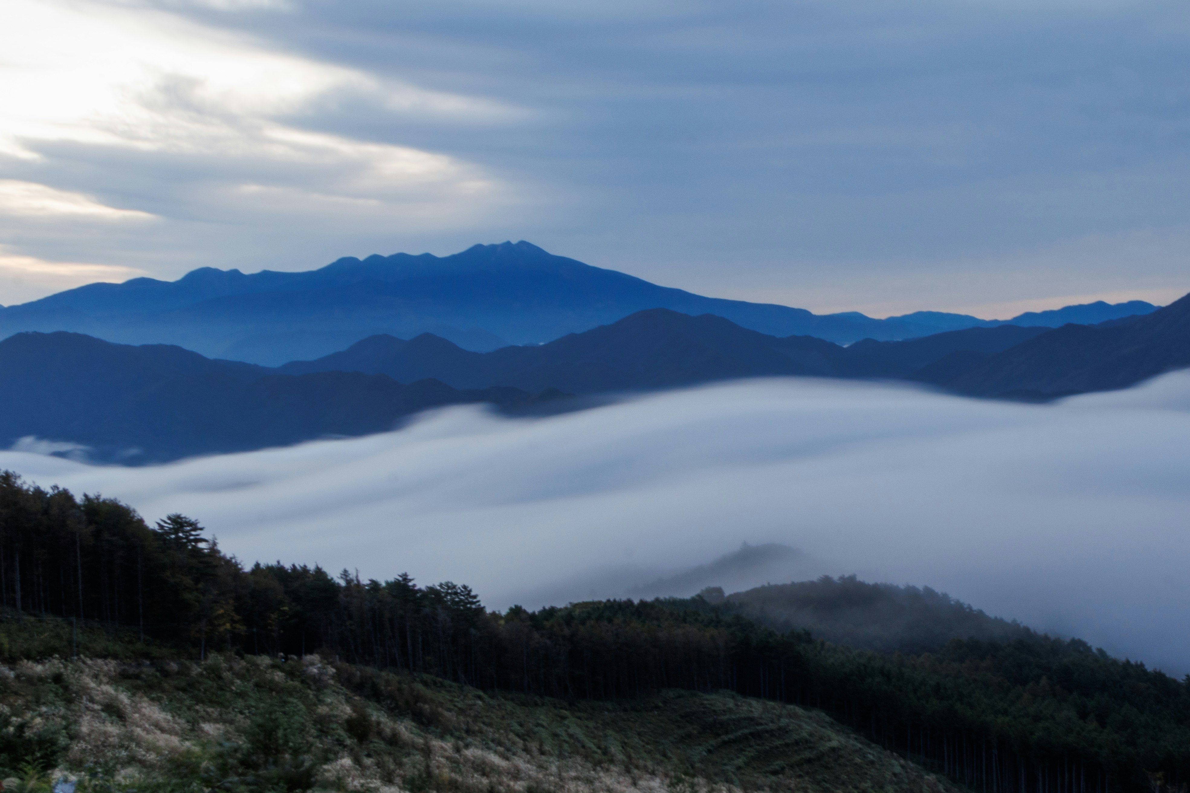 雲海に包まれた山並みの風景