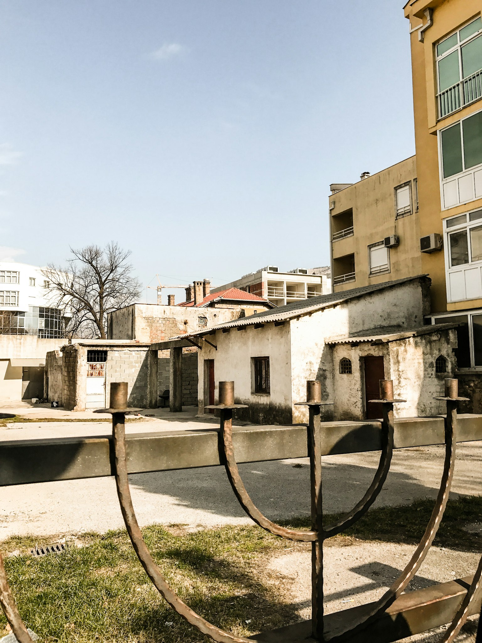 Vista de edificios viejos y nuevos con una estructura metálica en primer plano