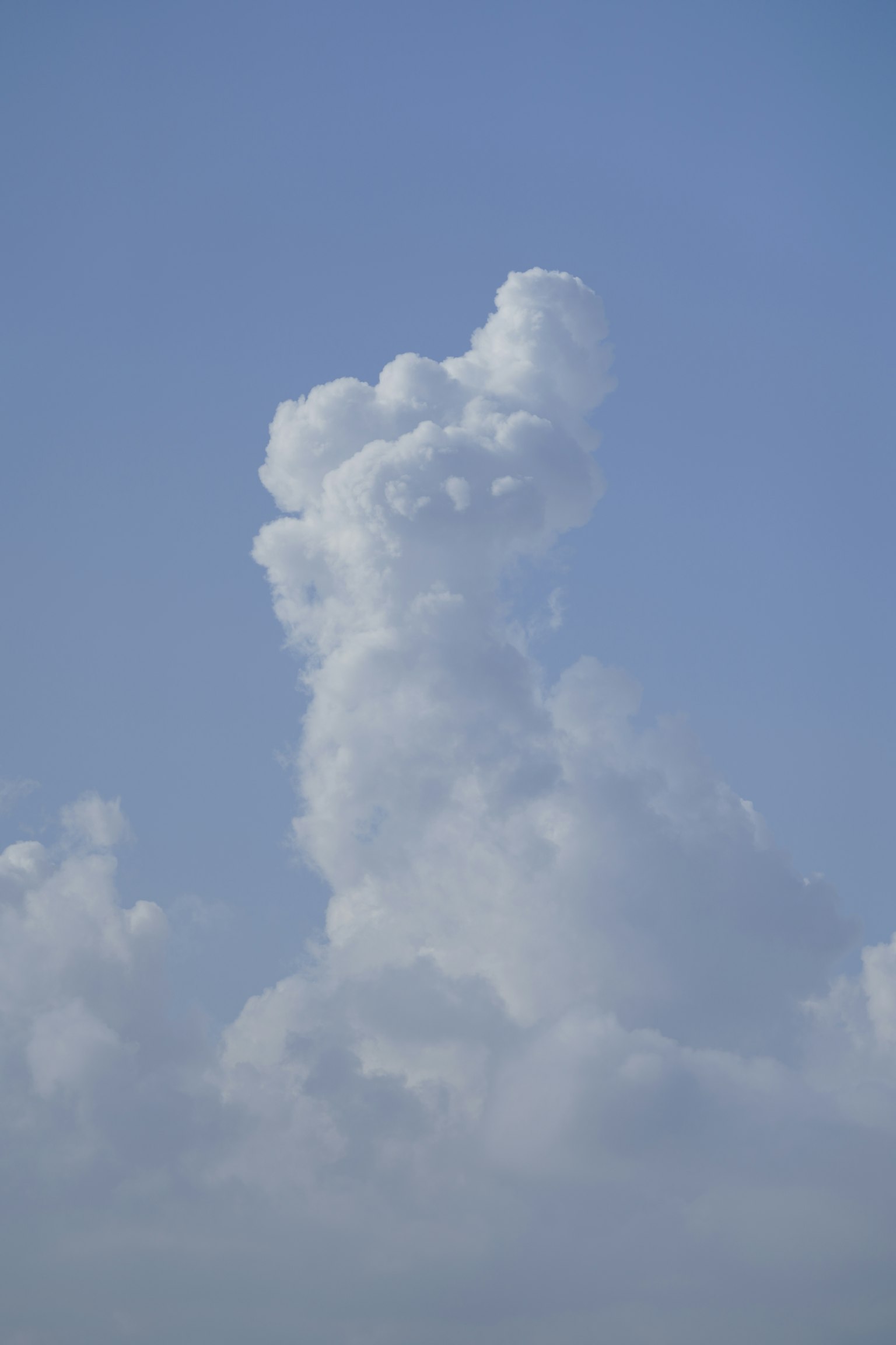 Formación de nubes única en un cielo azul