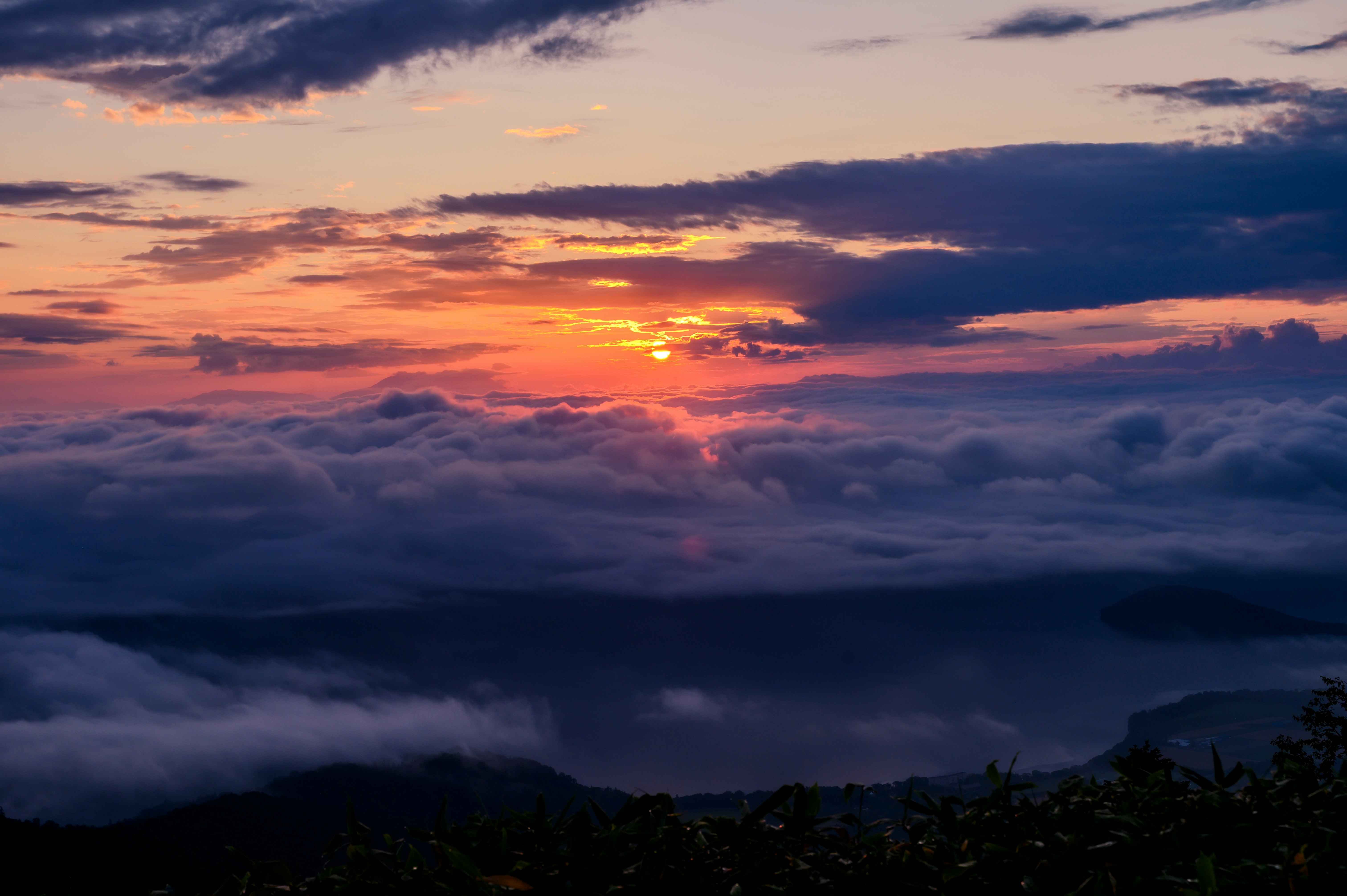雲海の上に広がる夕焼けの空