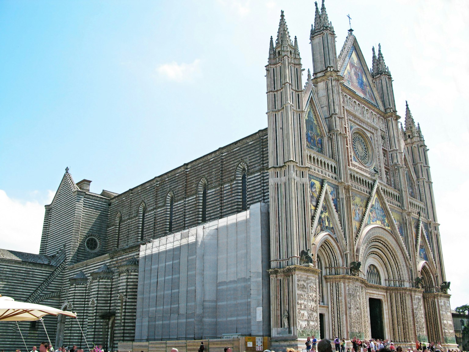 Extérieur imposant de la cathédrale avec échafaudage de restauration visible