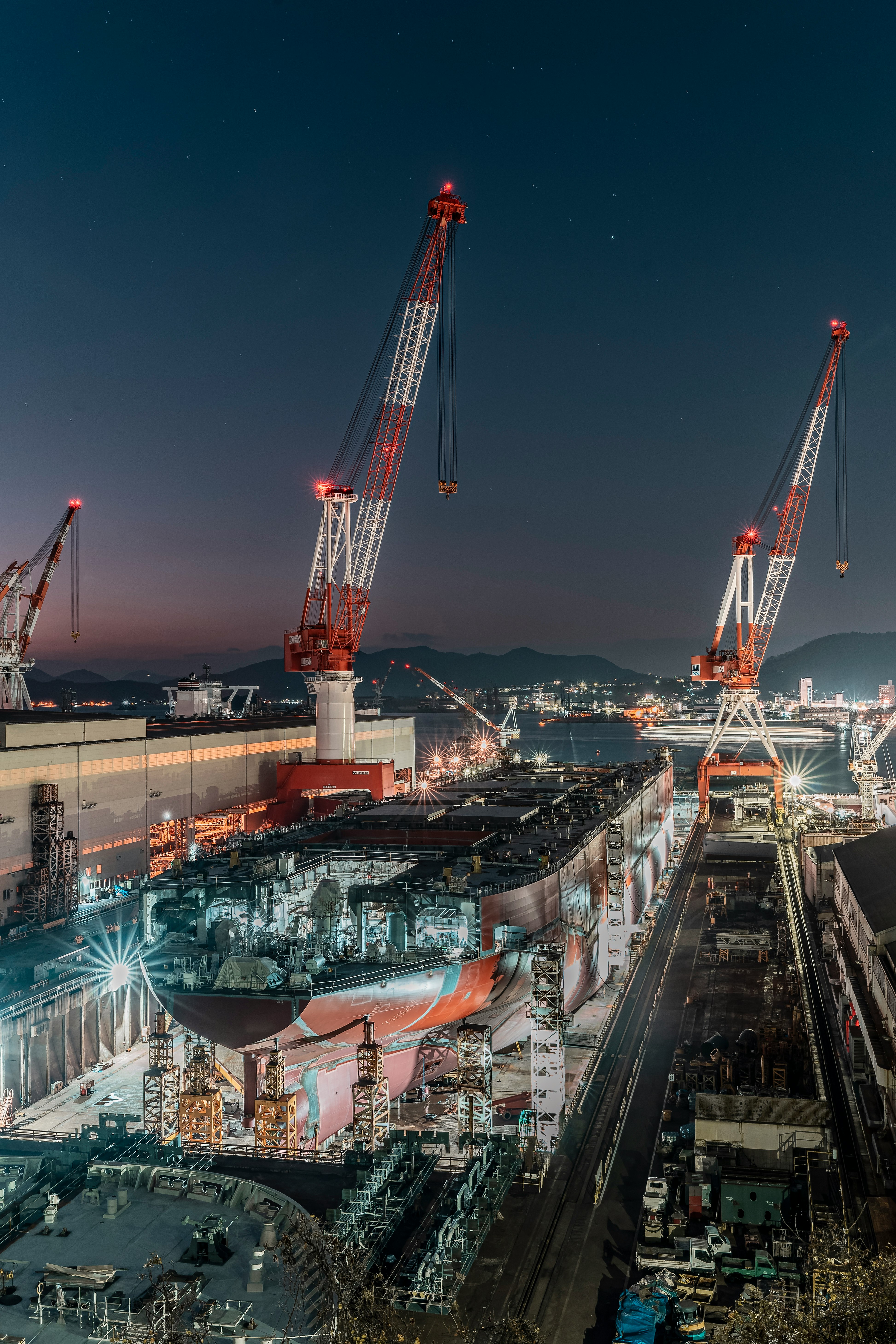 广岛县吴市造船厂夜景下的大型船体建造