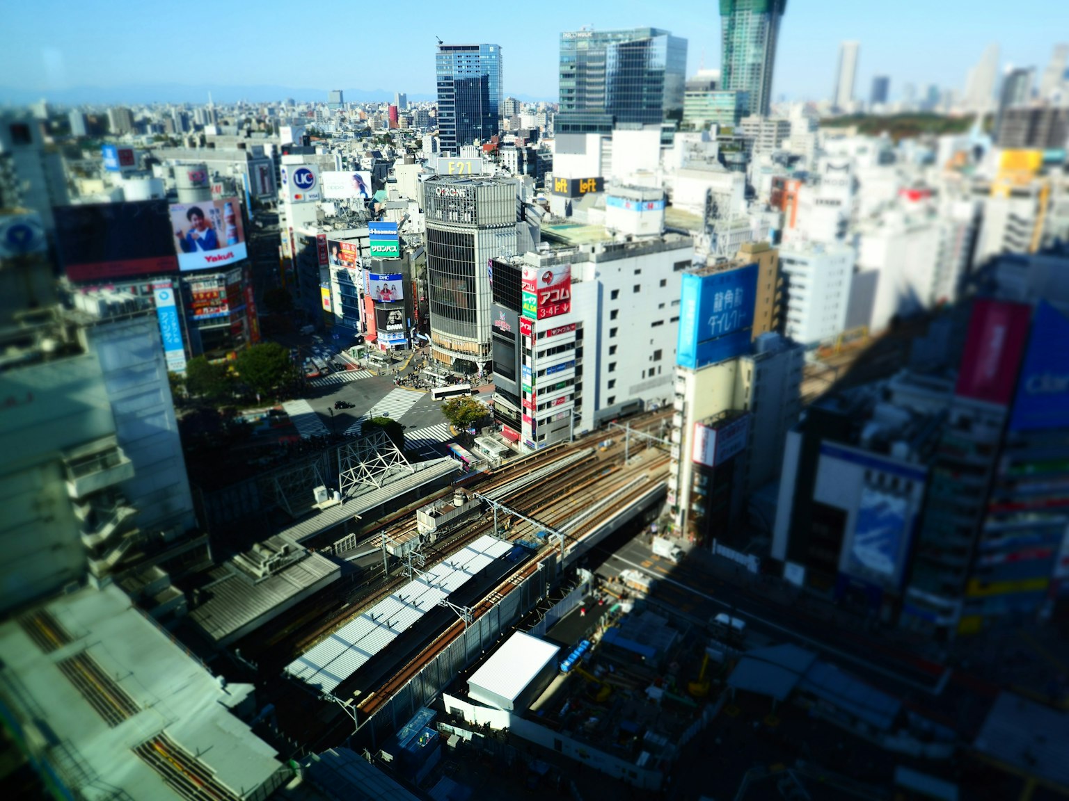 Paysage urbain de Tokyo avec des chemins de fer et des gratte-ciel