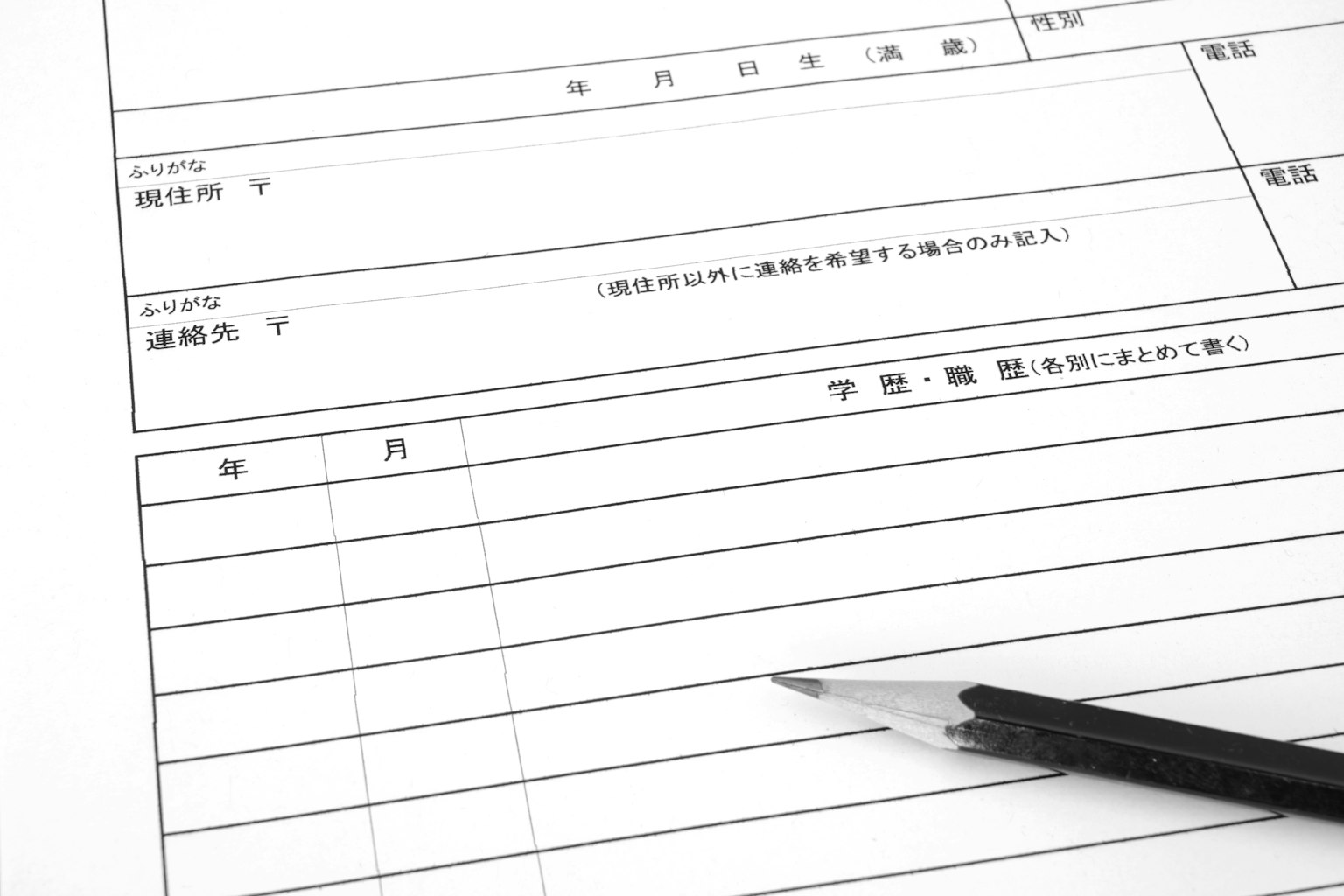 Tài liệu chính thức với bút đen trên giấy trắng
