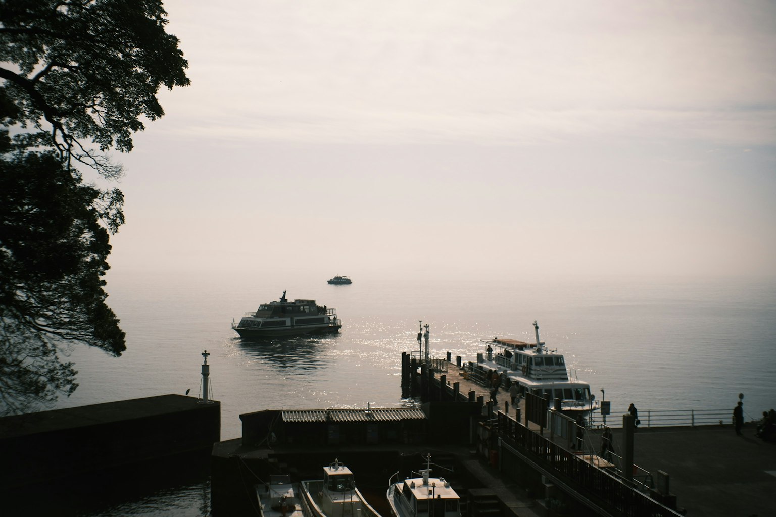 静かな海に浮かぶ船と桟橋の風景