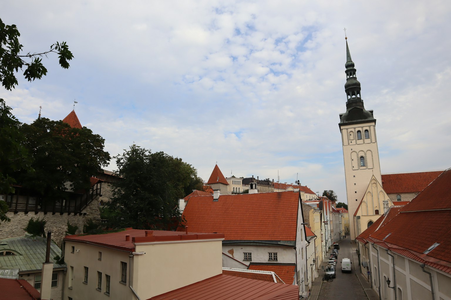 Malersicher Blick auf Tallinn Estland mit roten Dächern und einem hohen Kirchturm