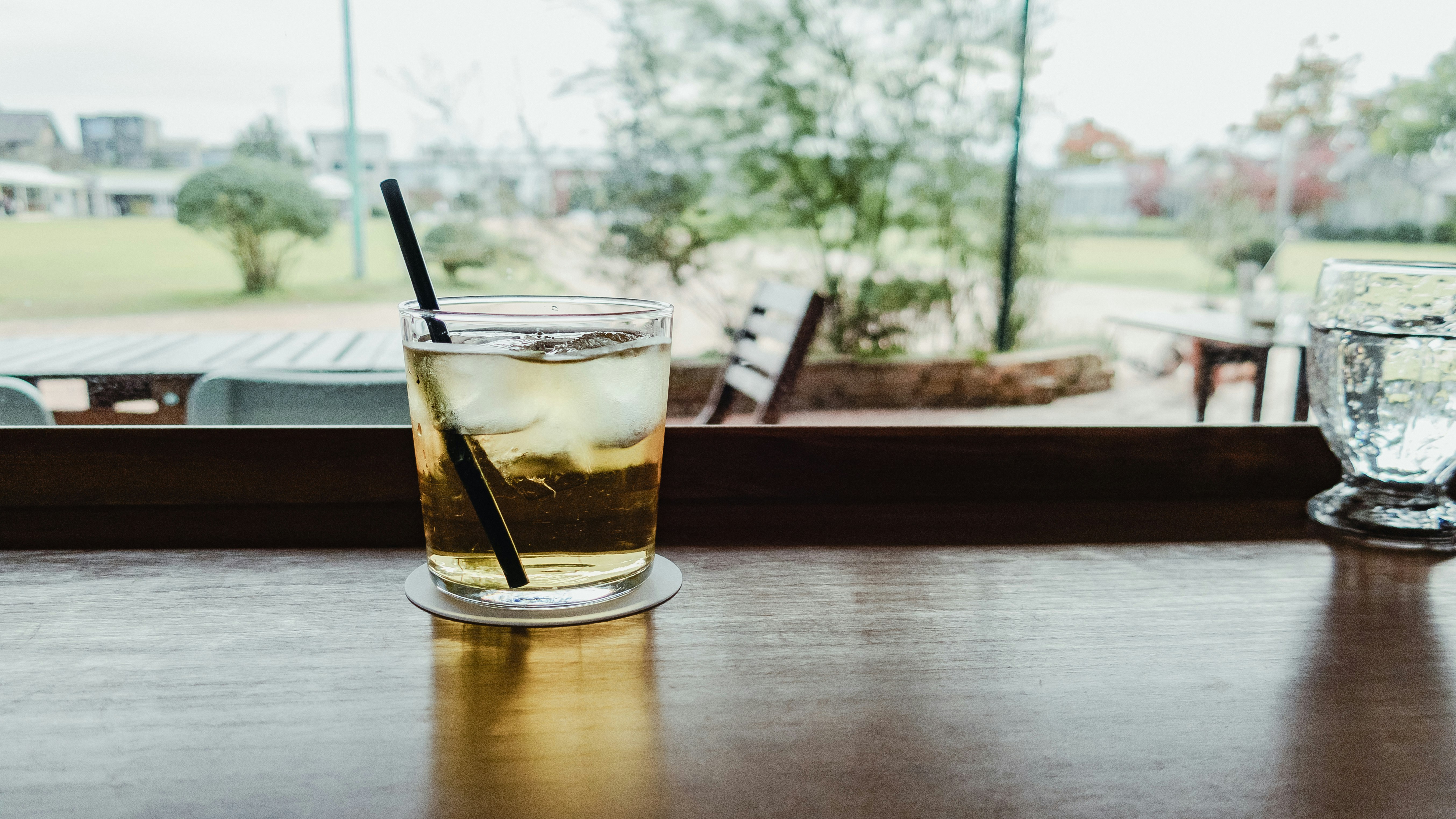 カフェのテーブルに並ぶアイスドリンク