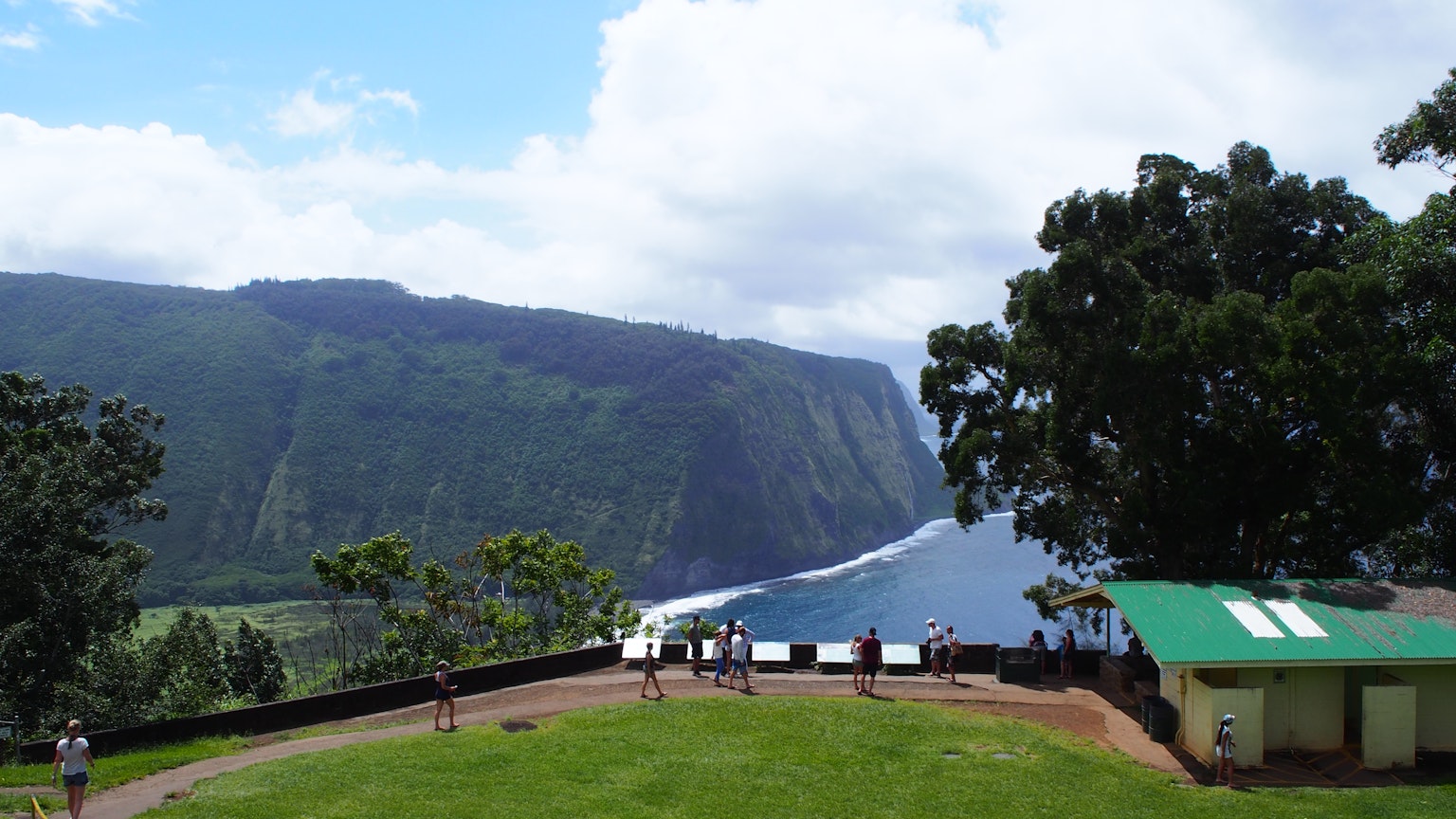 Vista panoramica delle montagne verdi e della costa alle Hawaii