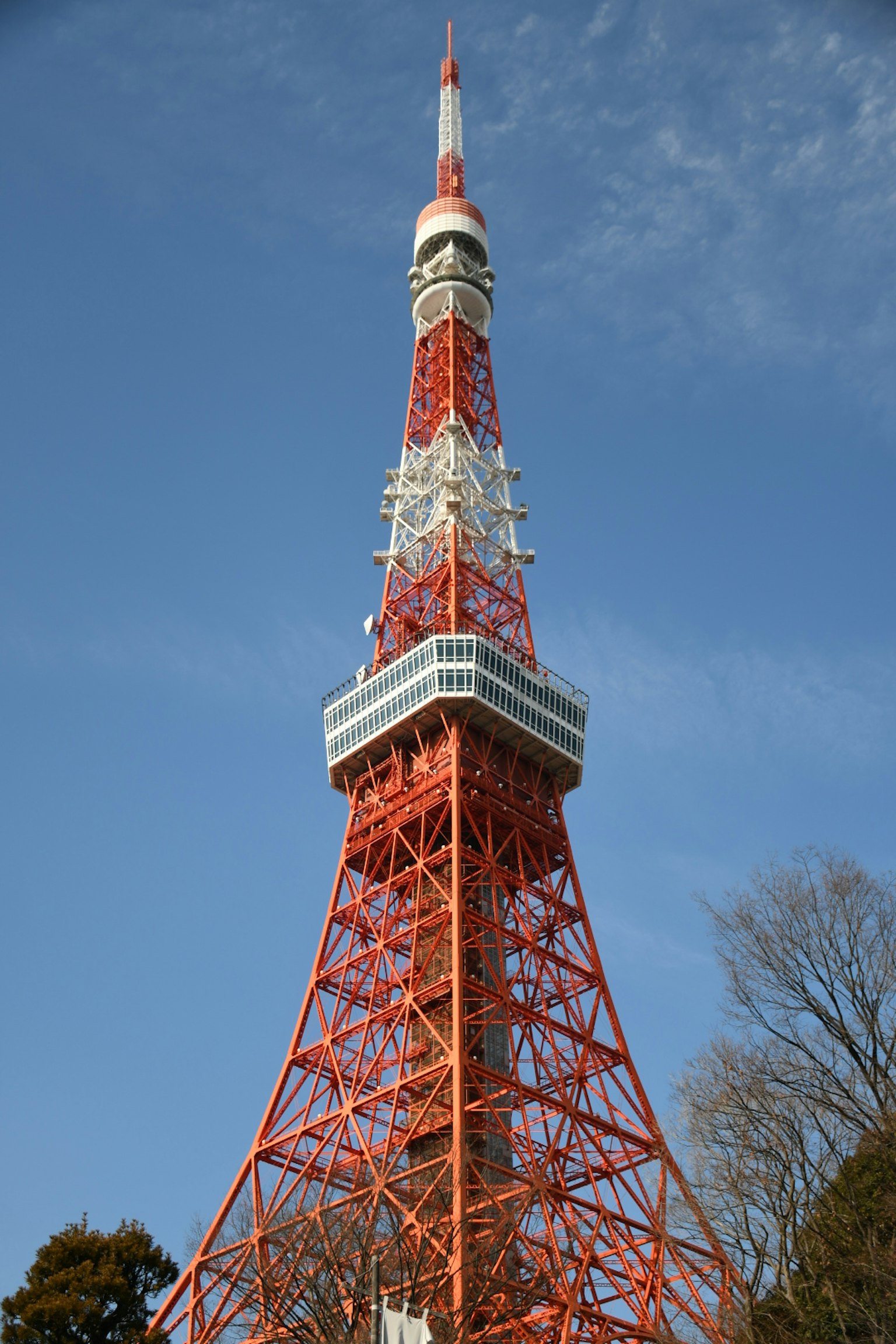 東京塔在藍天背景下的鮮豔橙色結構