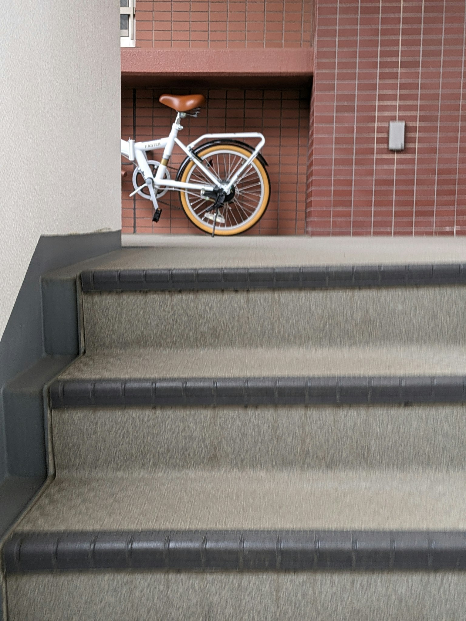 Una escena que muestra una bicicleta blanca al lado de unas escaleras
