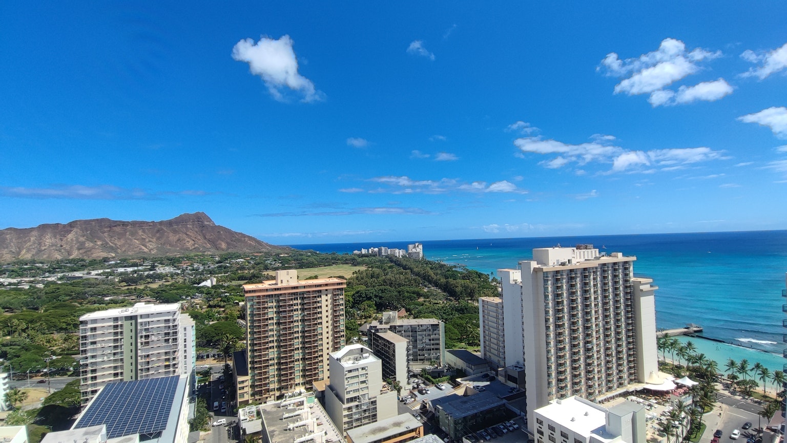 Pemandangan indah Pantai Waikiki di Hawaii dengan laut dan gedung tinggi