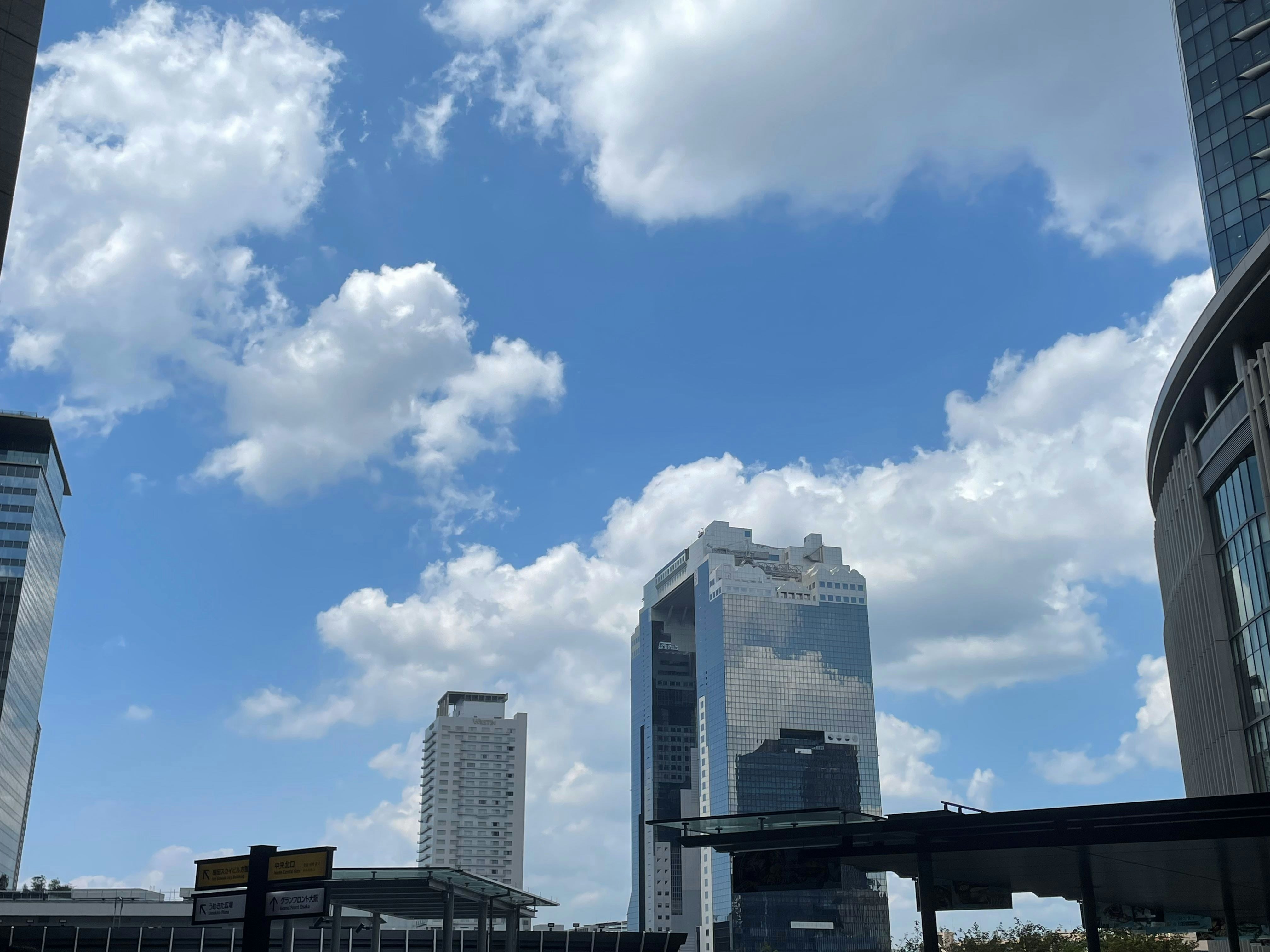 夏旅氛围的建筑群与蓝天航拍视角