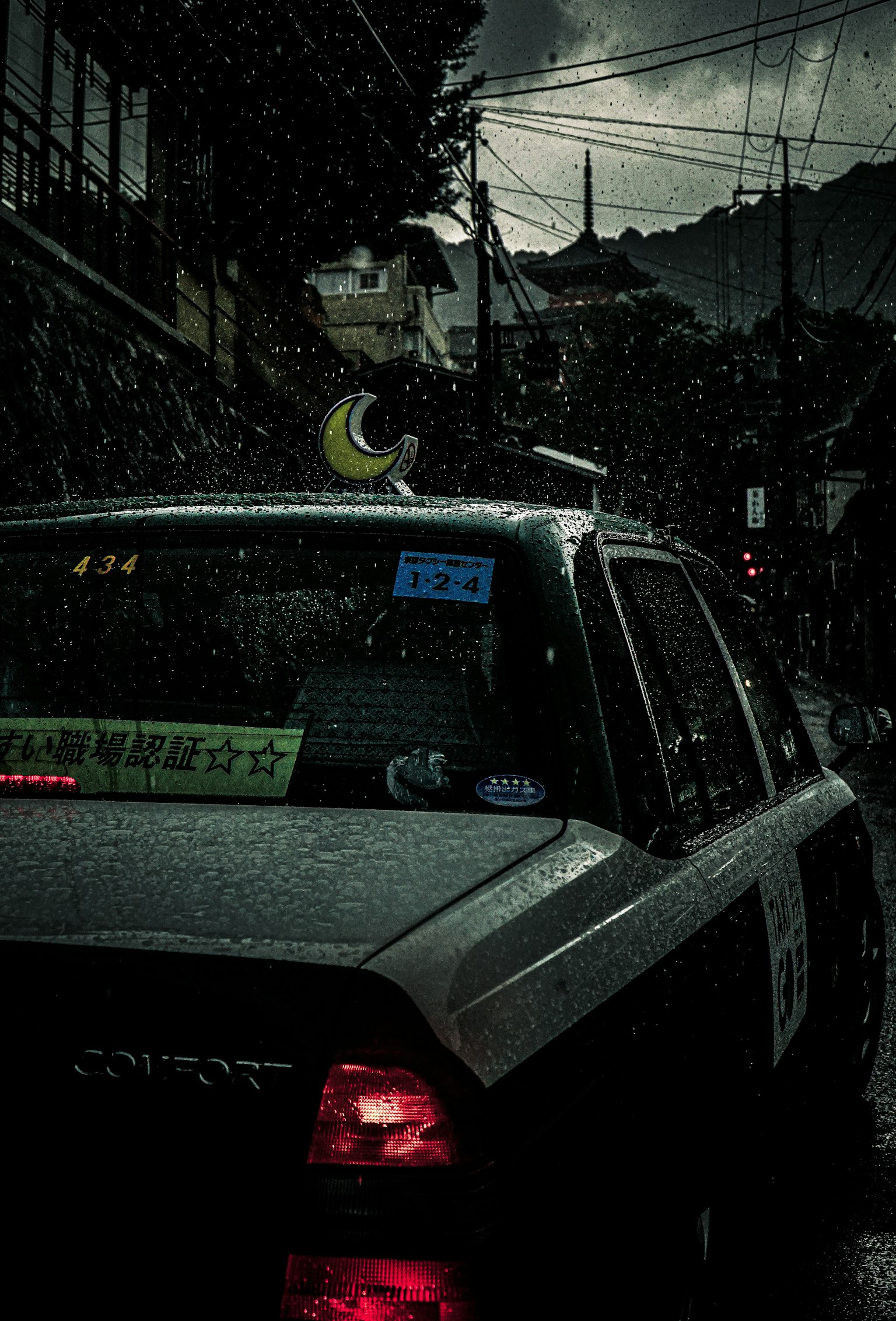 雨中計程車後視圖與陰雲