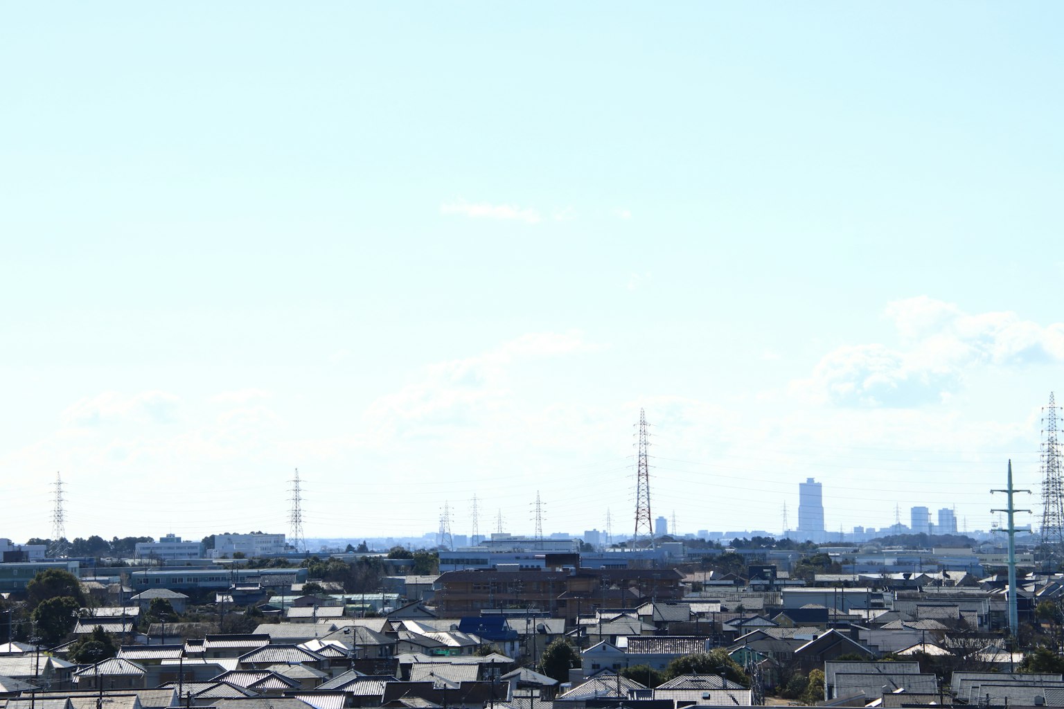 Paysage urbain sous un ciel bleu avec de grandes tours de radio
