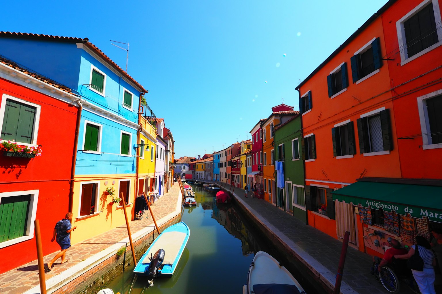 Casas coloridas a lo largo de una escena de canal