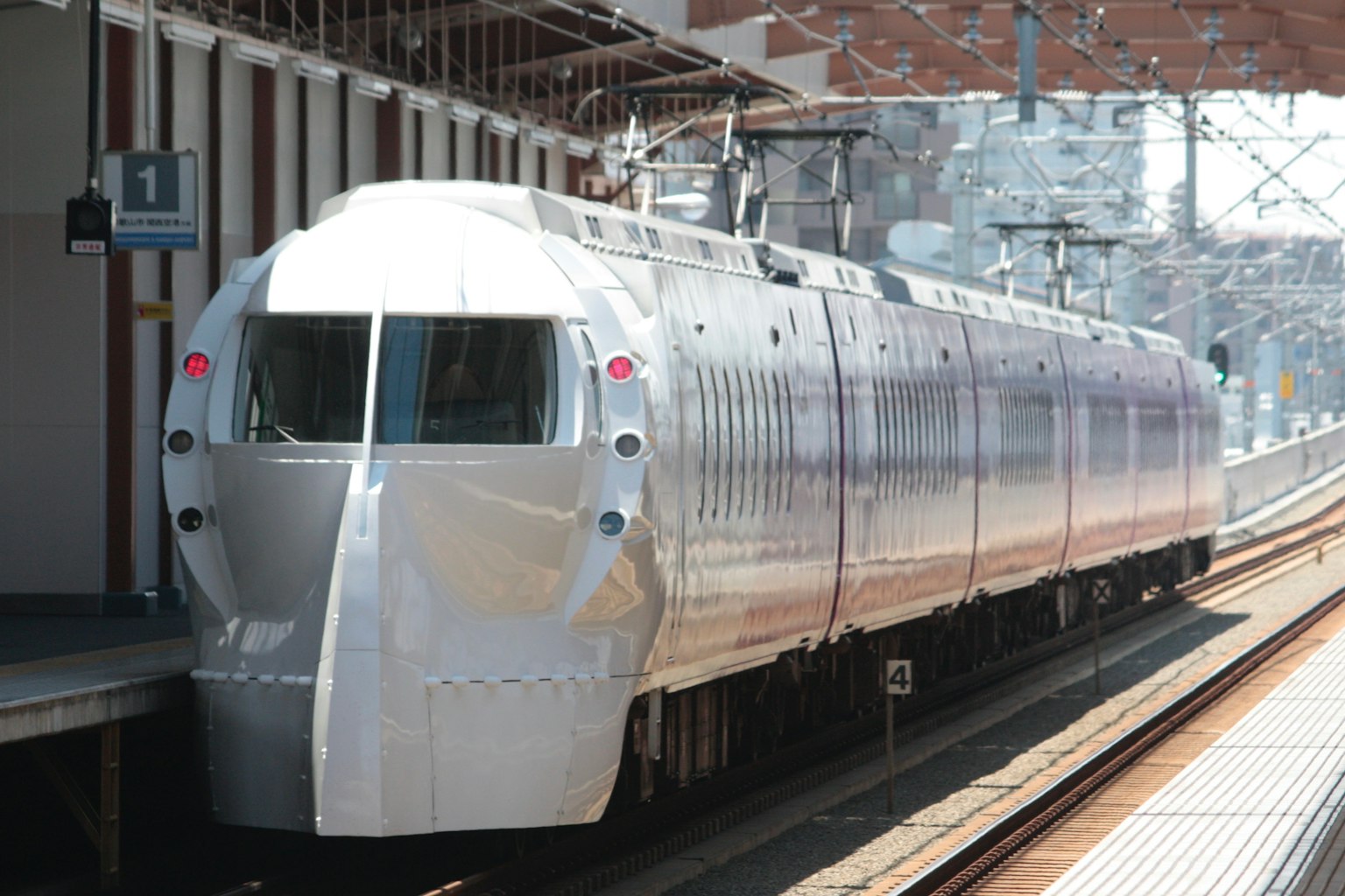Tren Shinkansen plateado brillante en la estación