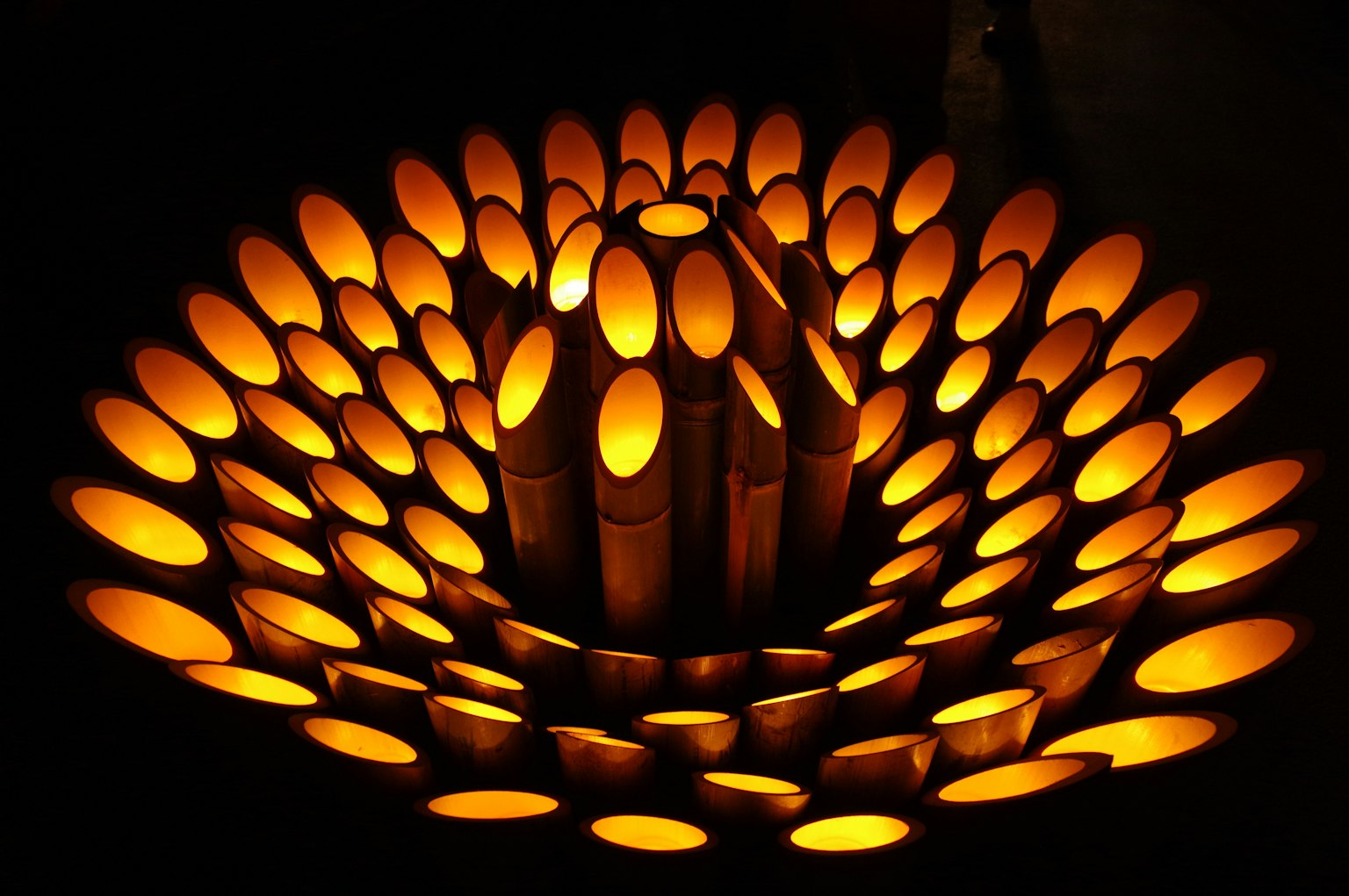 Beau design de lanternes en bambou disposées en cercle