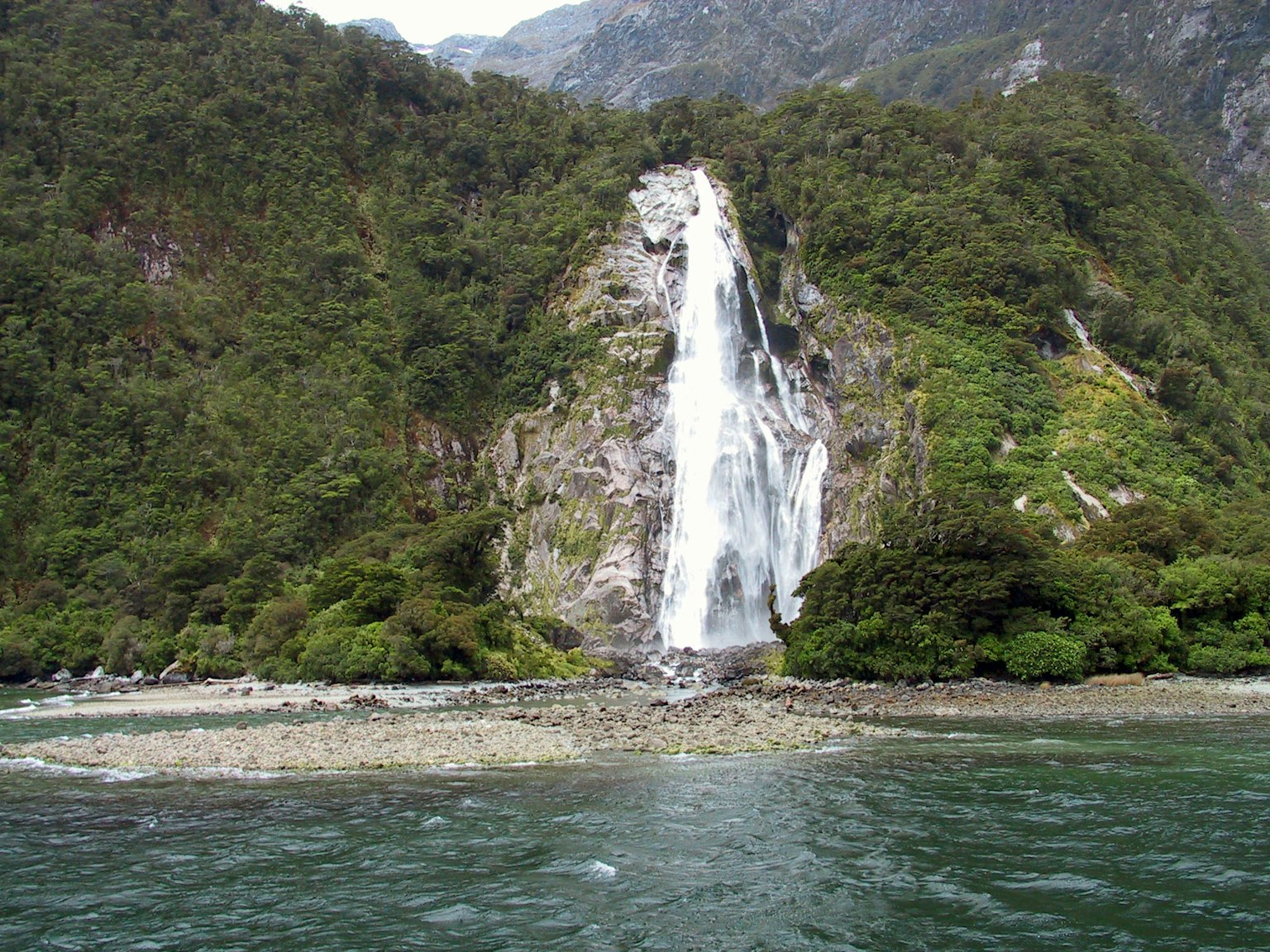 瀑布從郁鬱蔥蔥的山上流下