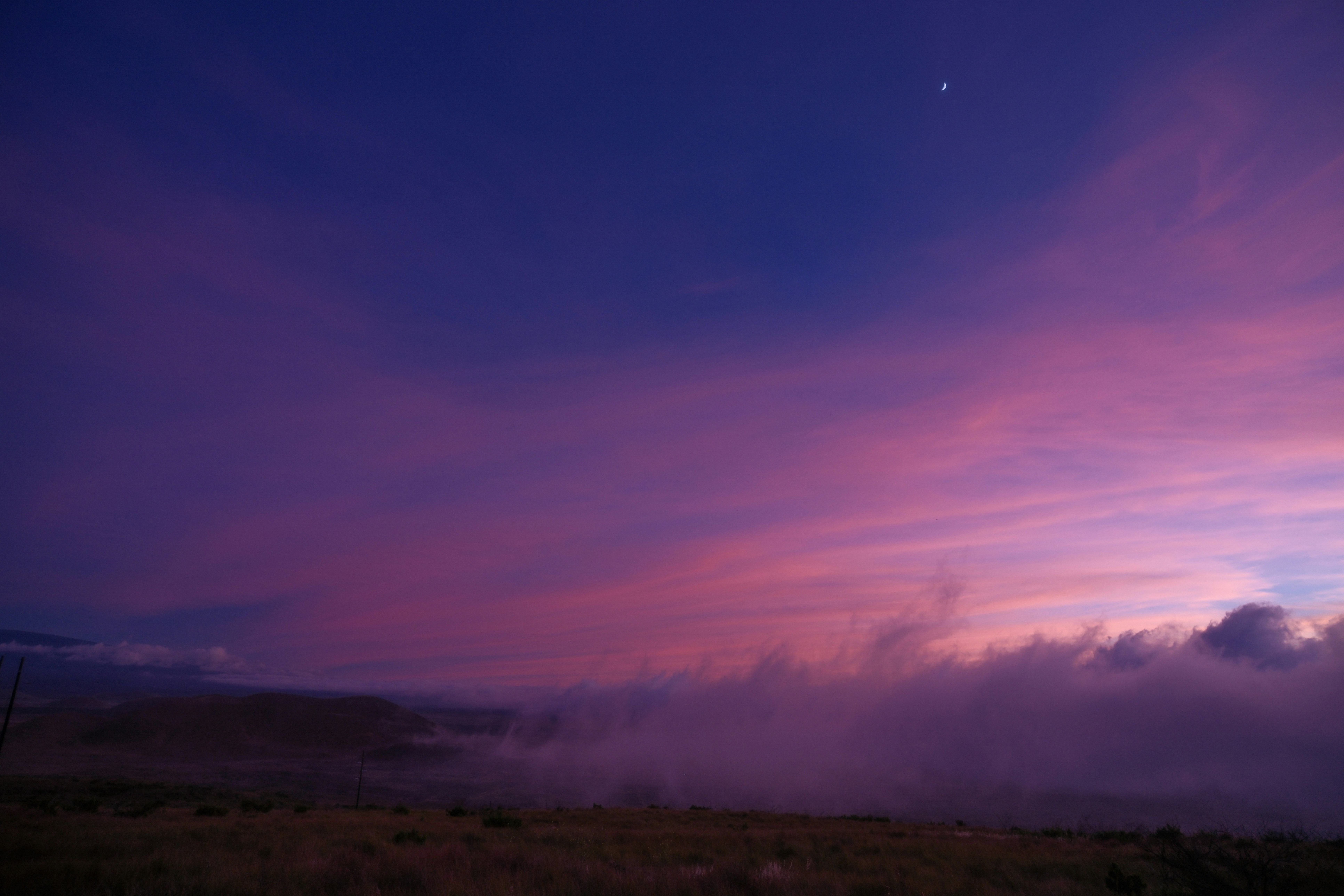 夕暮れの空に広がる雲と薄明の風景