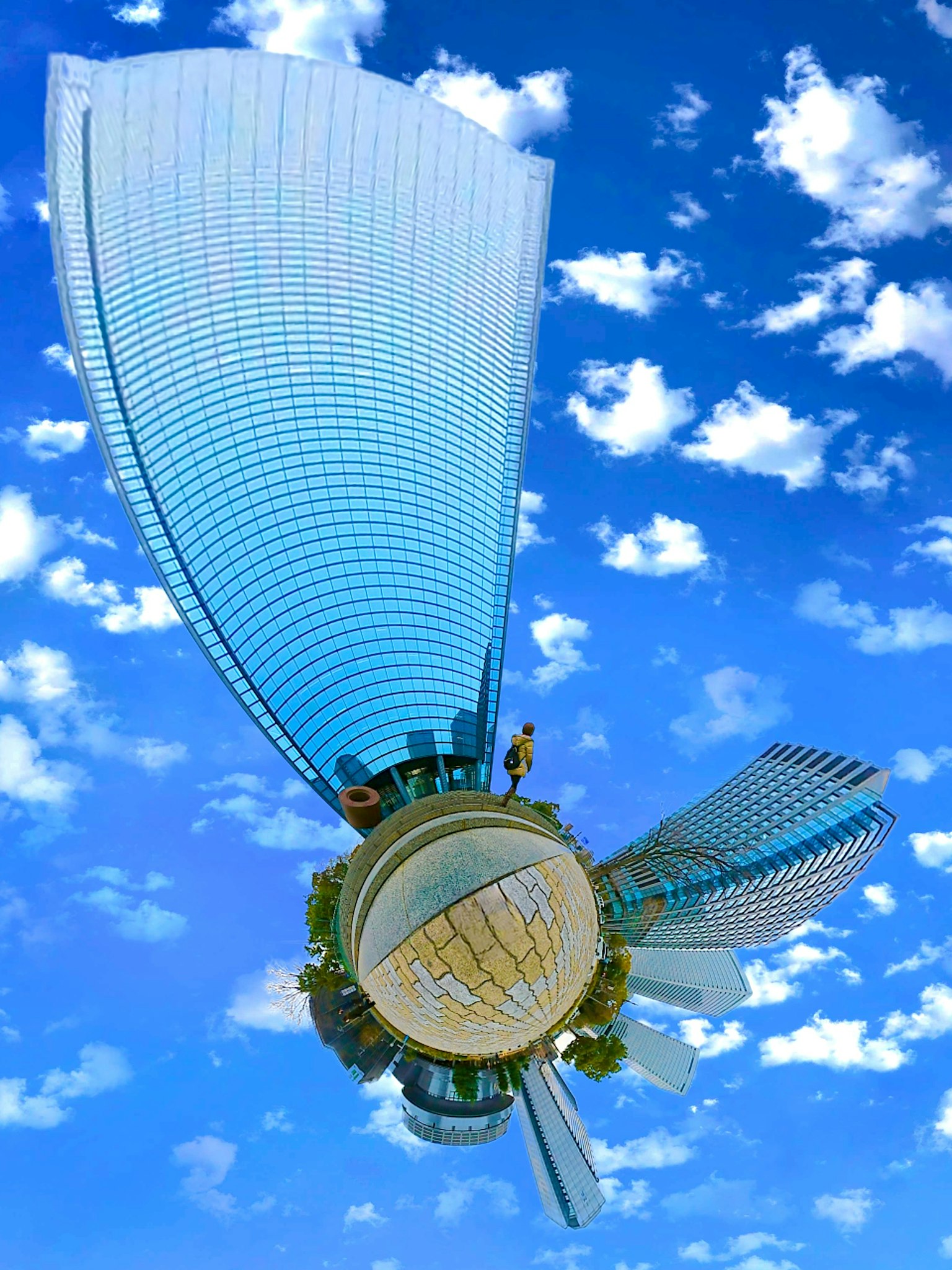 Sculpture moderne avec des ailes transparentes sous un ciel bleu