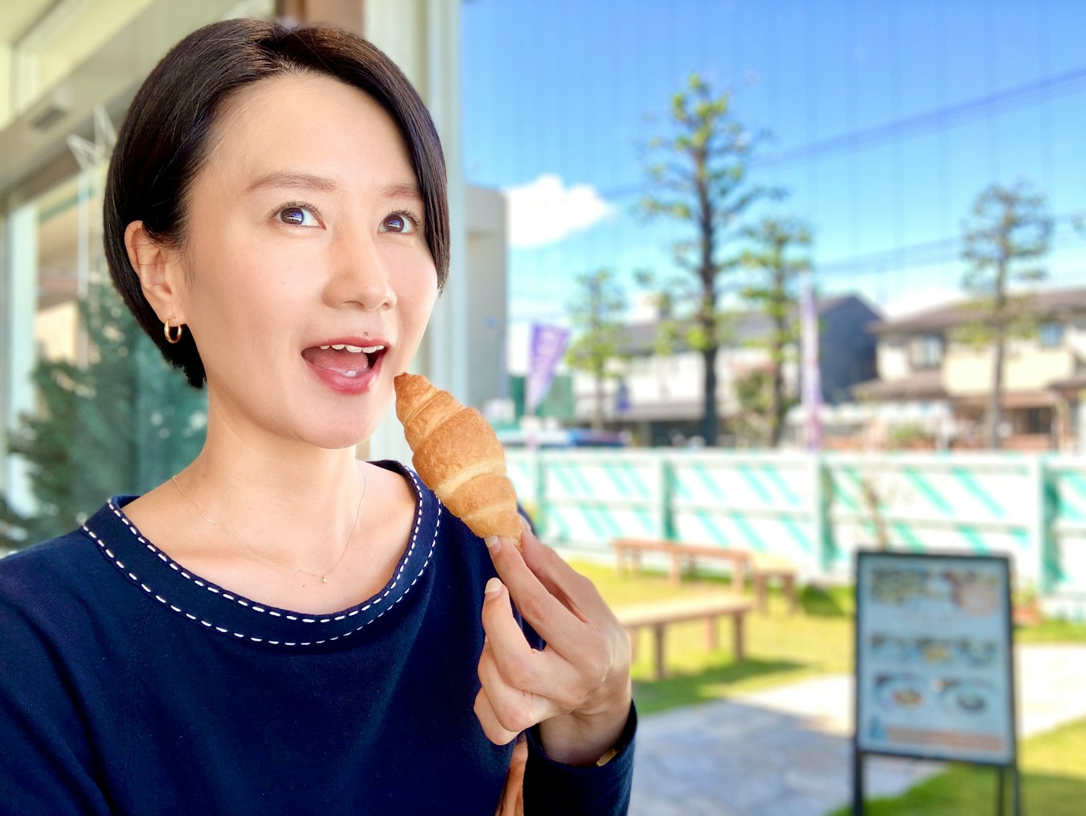 一位女性在咖啡館裡微笑著拿著冰淇淋