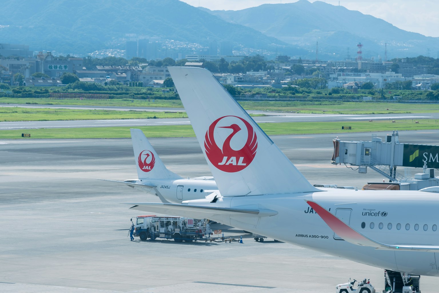 Ailerons des avions Japan Airlines à l'aéroport