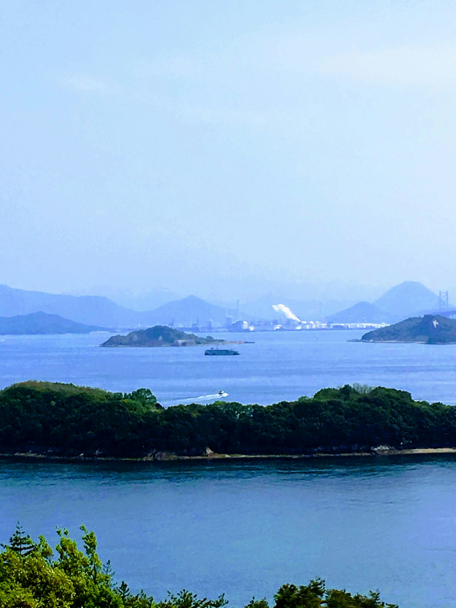 Vue pittoresque de la mer bleue et des îles au loin
