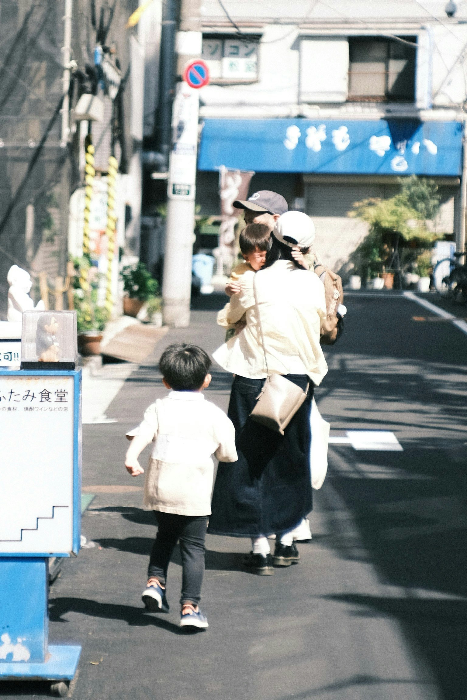 子供と母親が散歩している東京の街並み
