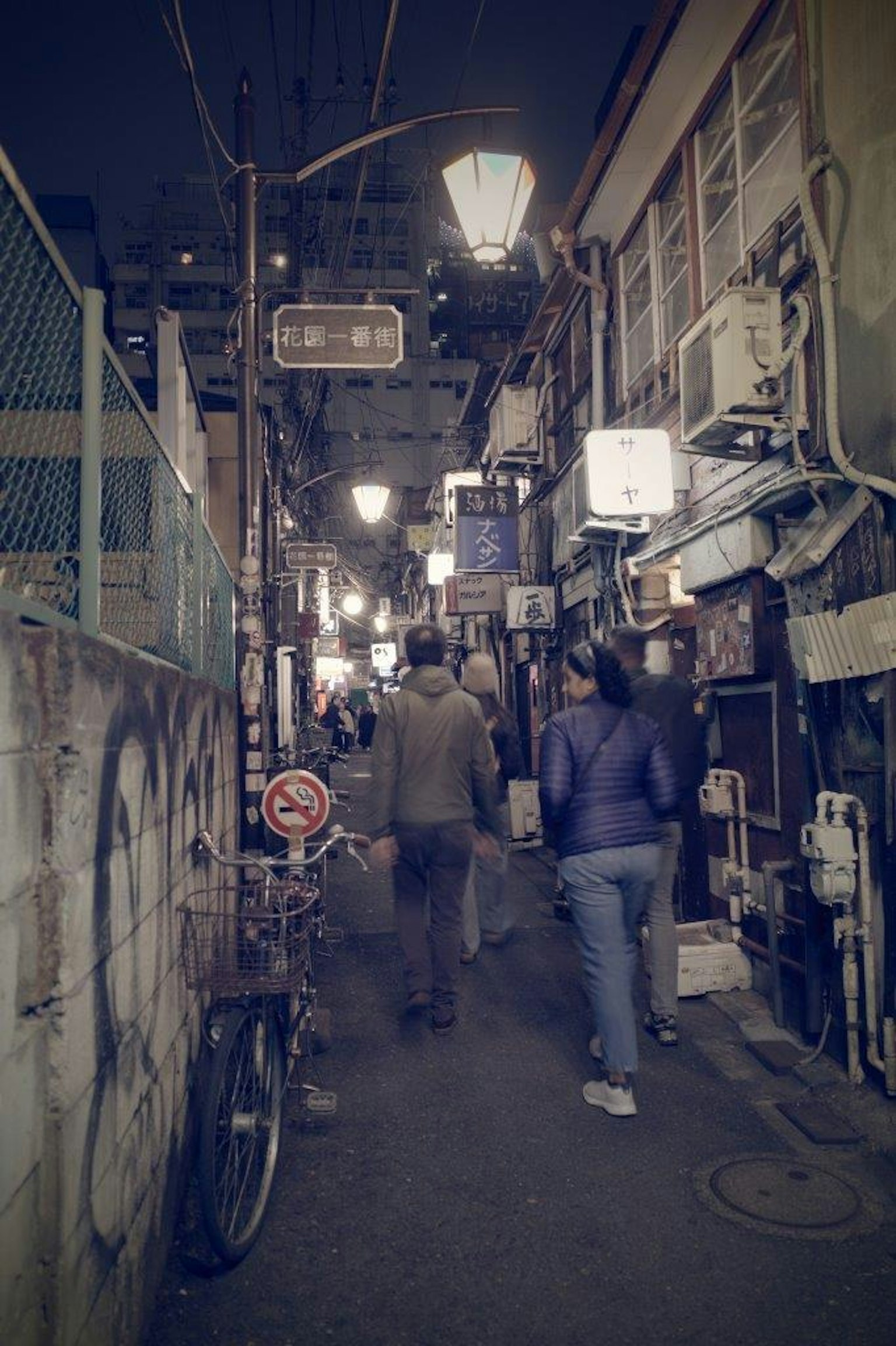夜晚在東京狹窄小巷中行走的人們