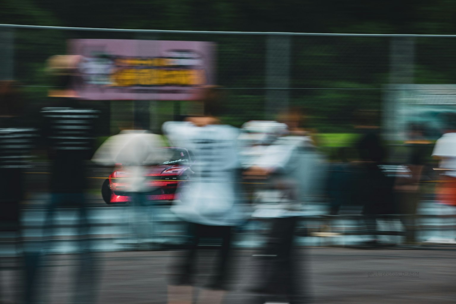 Folla sfocata che guarda un'auto a un evento