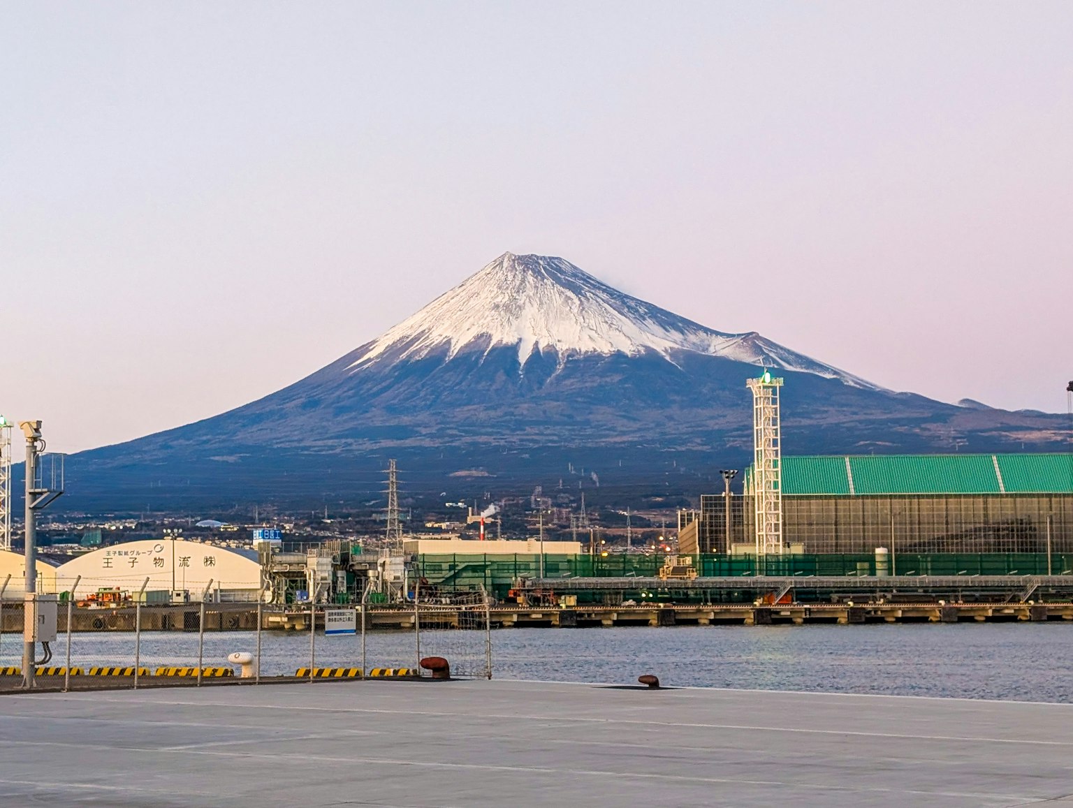 Gunung Fuji bersalju dengan area industri di latar depan