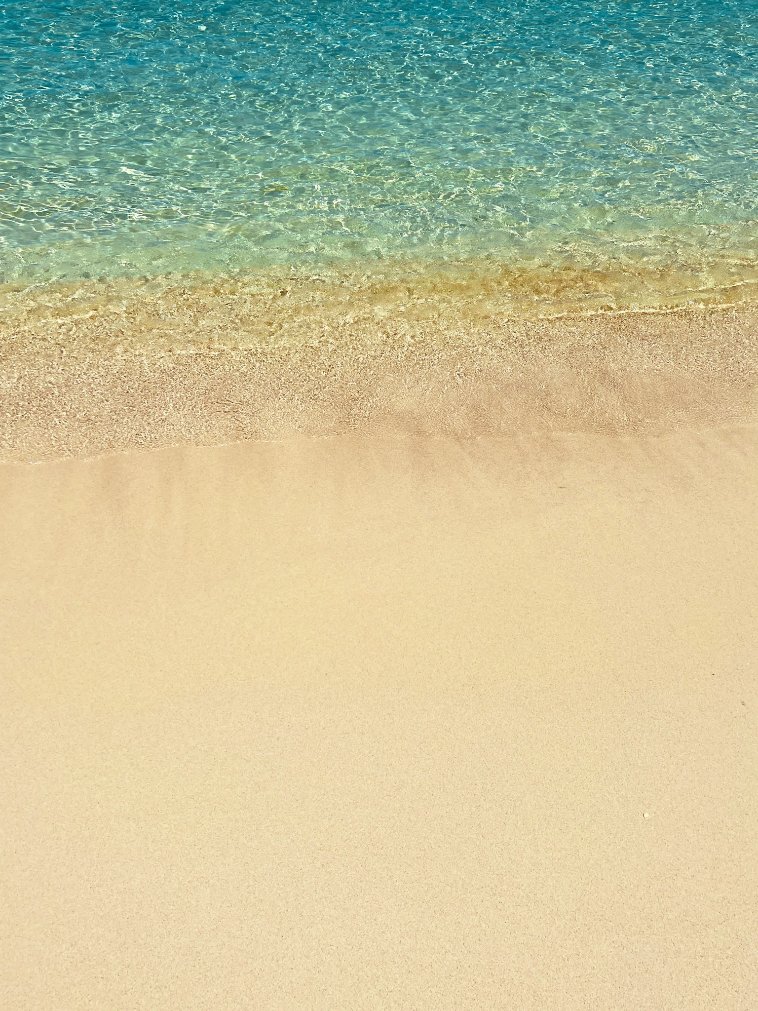 Une scène de plage sereine avec de l'eau bleue et une douce plage de sable