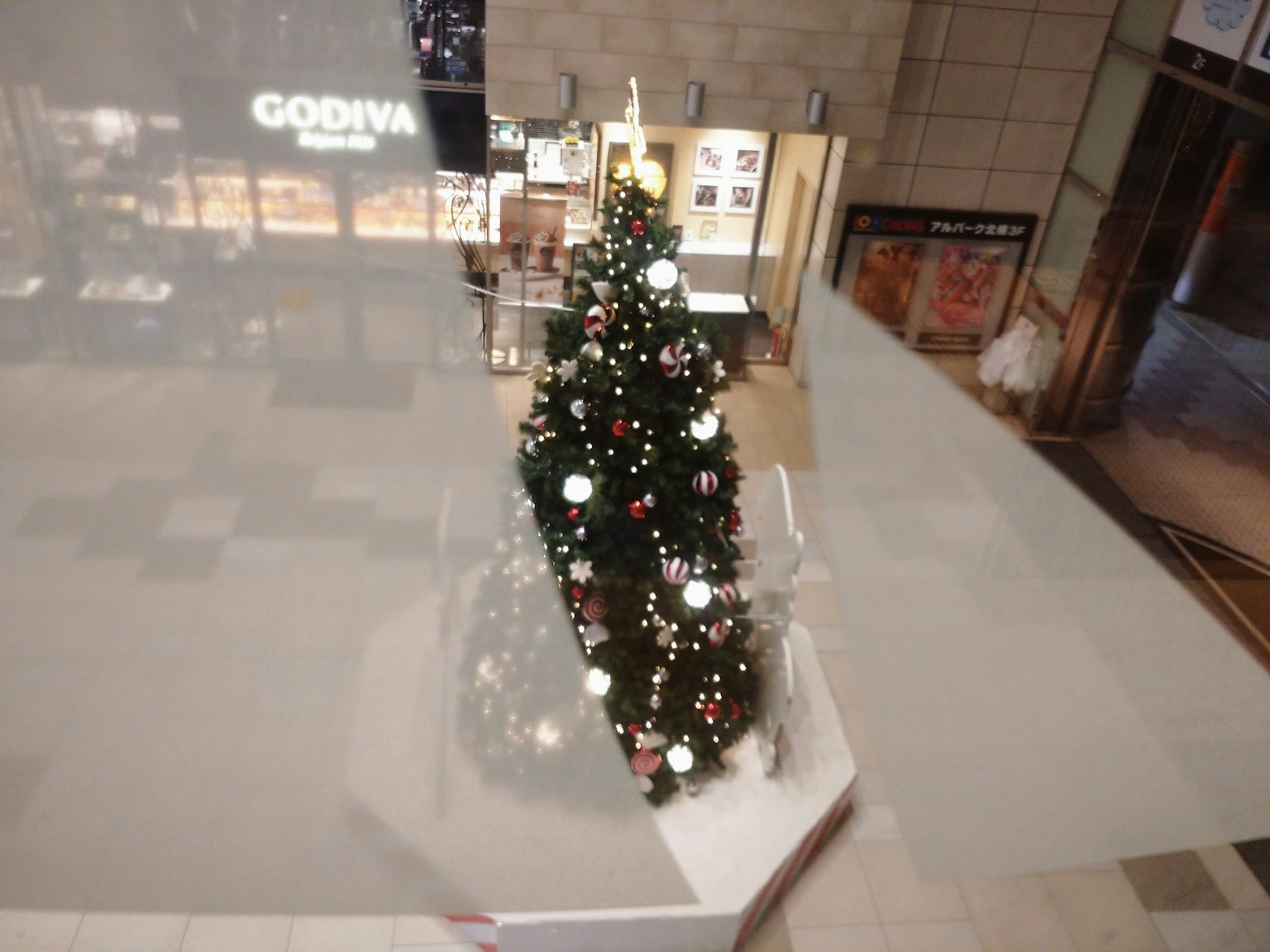 Ein dekorierter Weihnachtsbaum in einem Geschäft
