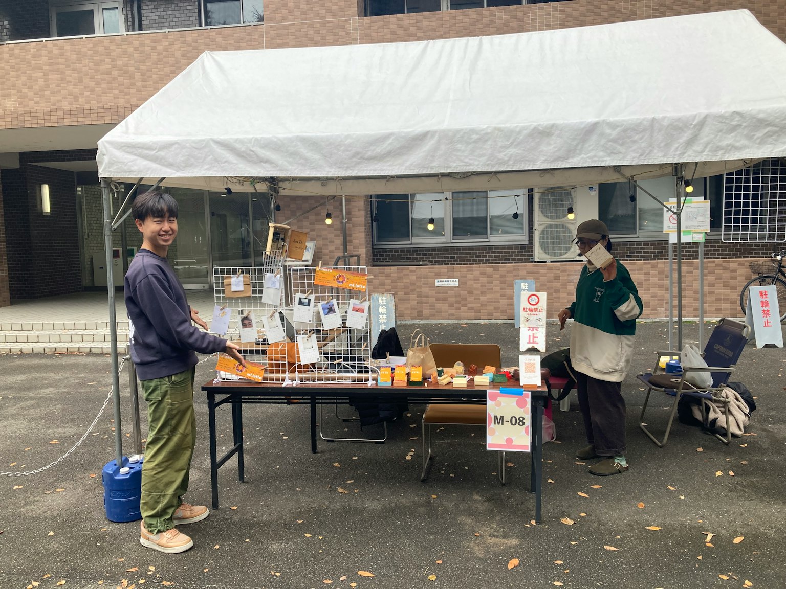 兩個人在戶外市場銷售產品