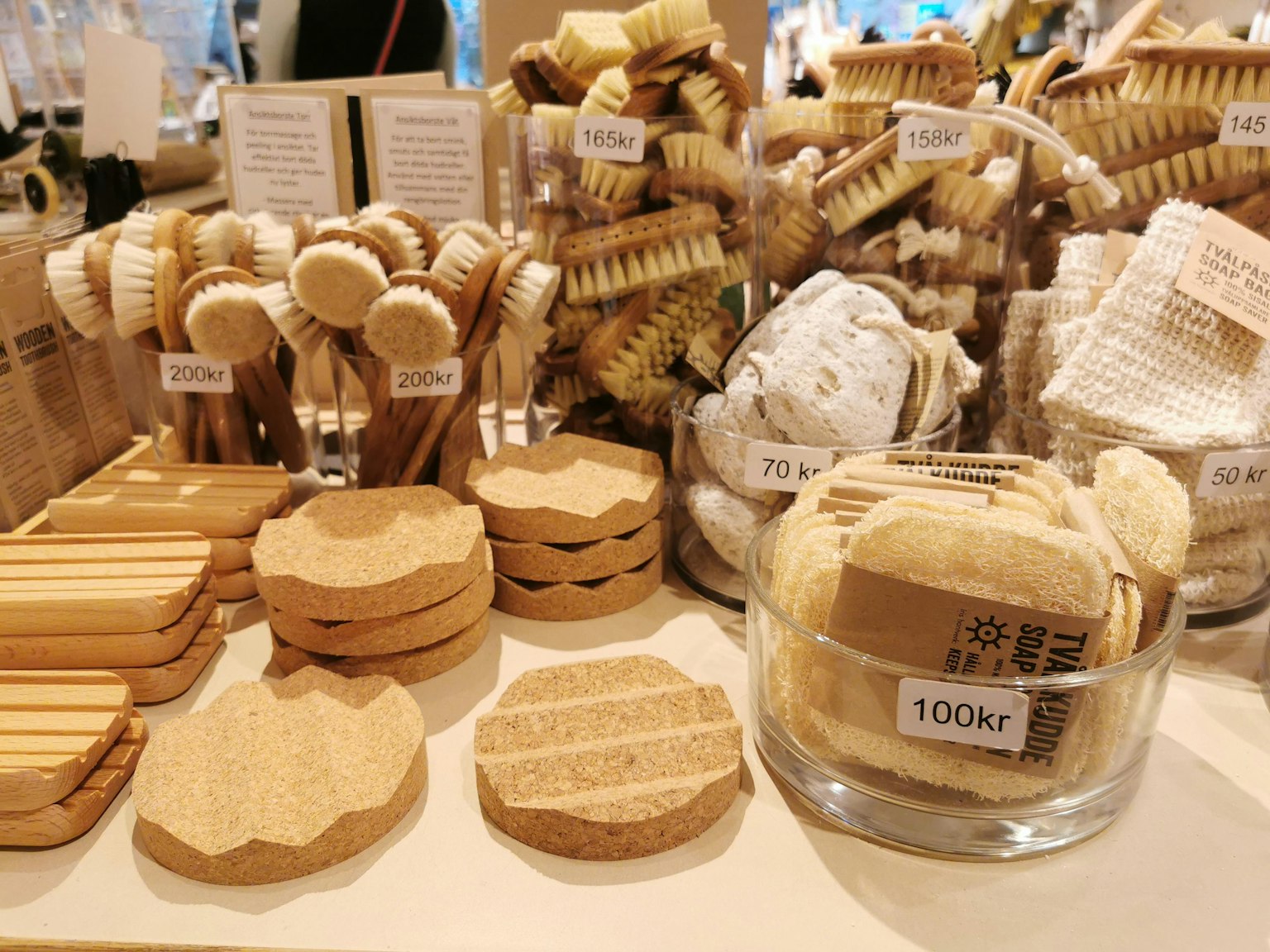 Exhibición de cepillos de madera natural y posavasos dispuestos sobre una mesa