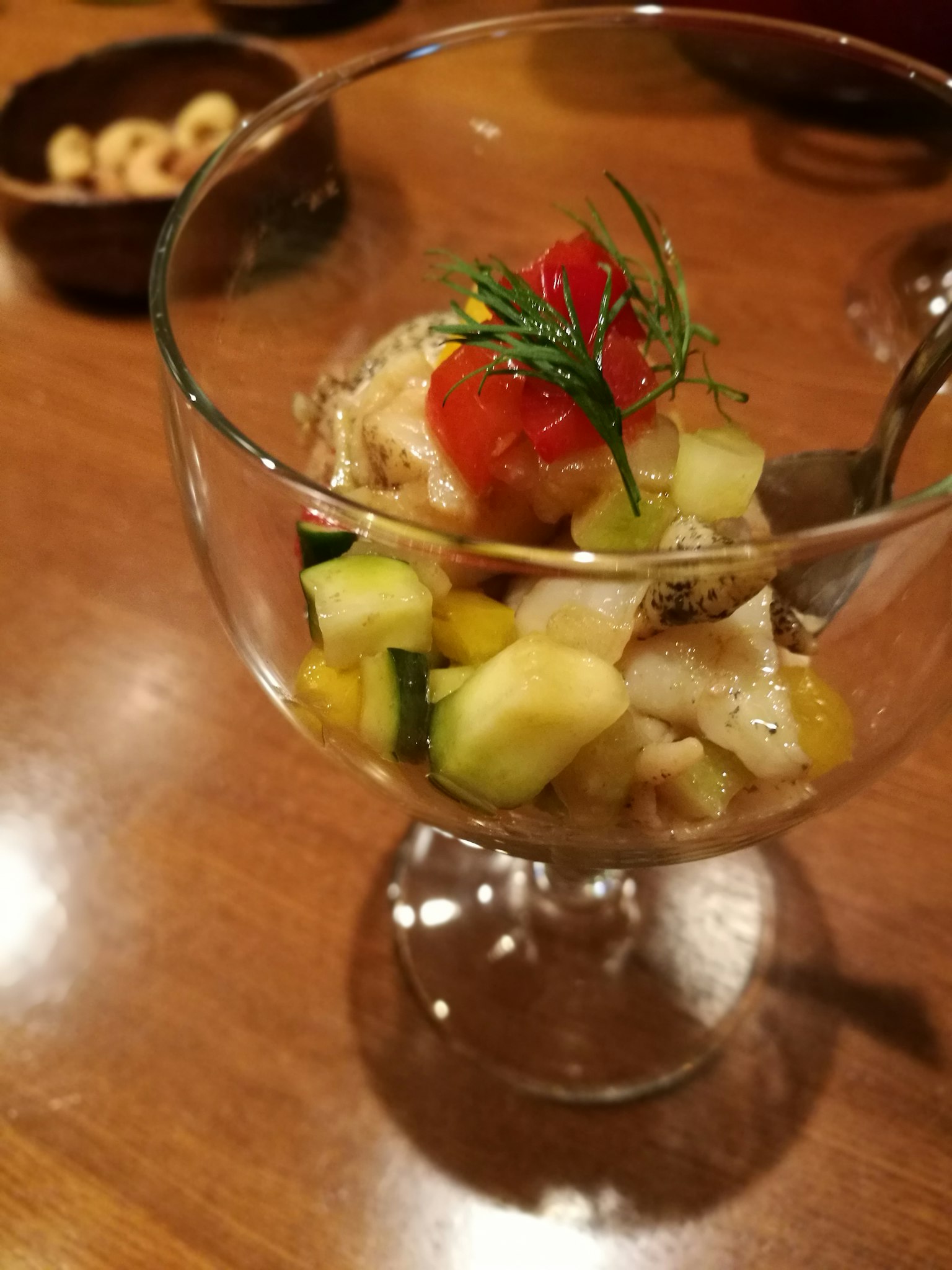 ขนมหวานในถ้วยแก้วตกแต่งด้วยผักและผลไม้สด