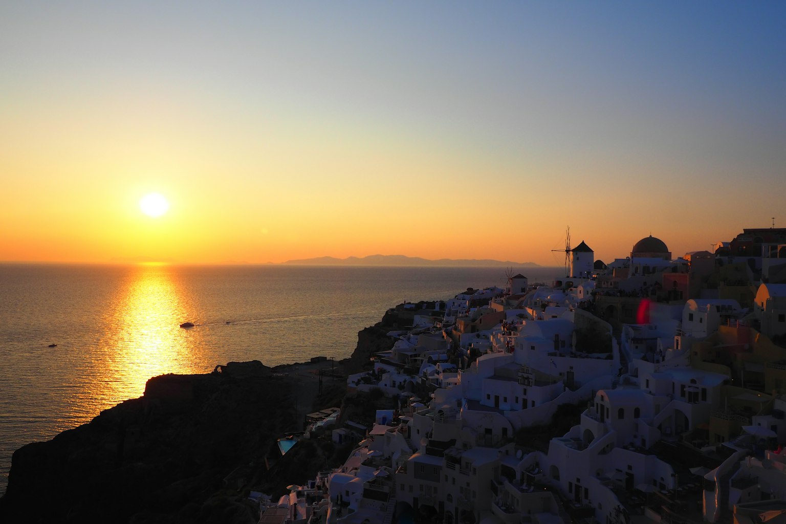 Hoàng hôn tuyệt đẹp trên biển Aegean với những ngôi nhà trắng của Santorini