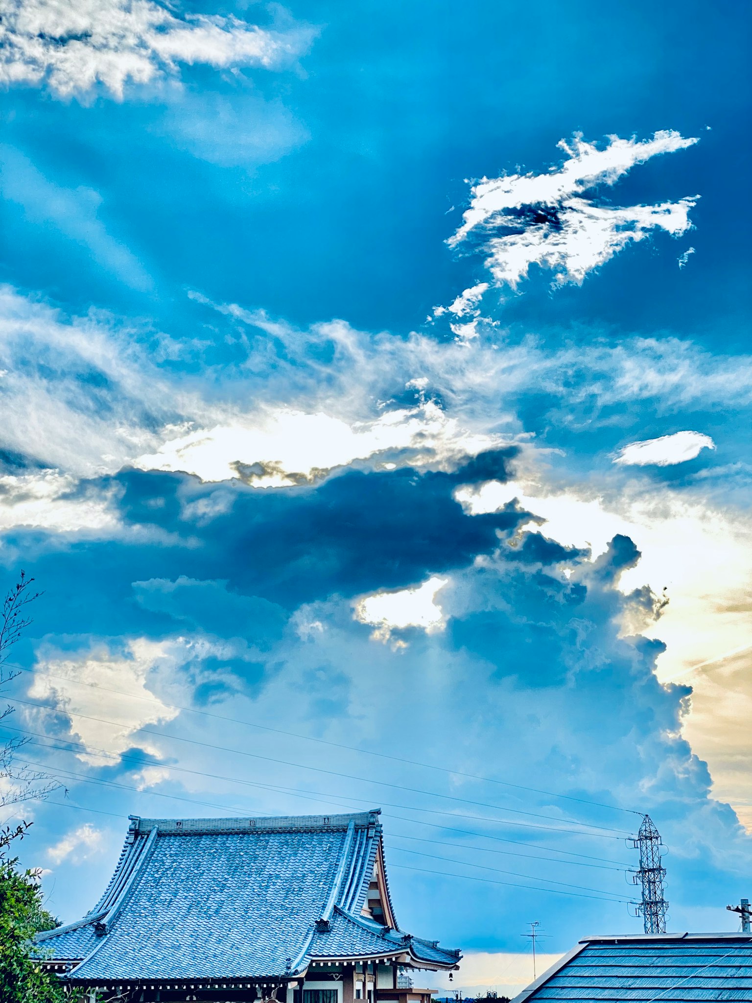 藍天和雲彩的風景與傳統屋頂結構
