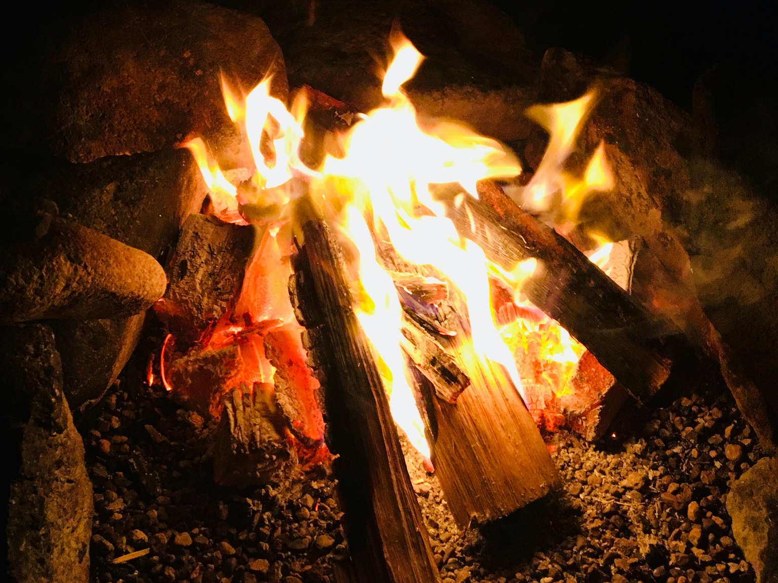 夜晚篝火闪烁的火焰