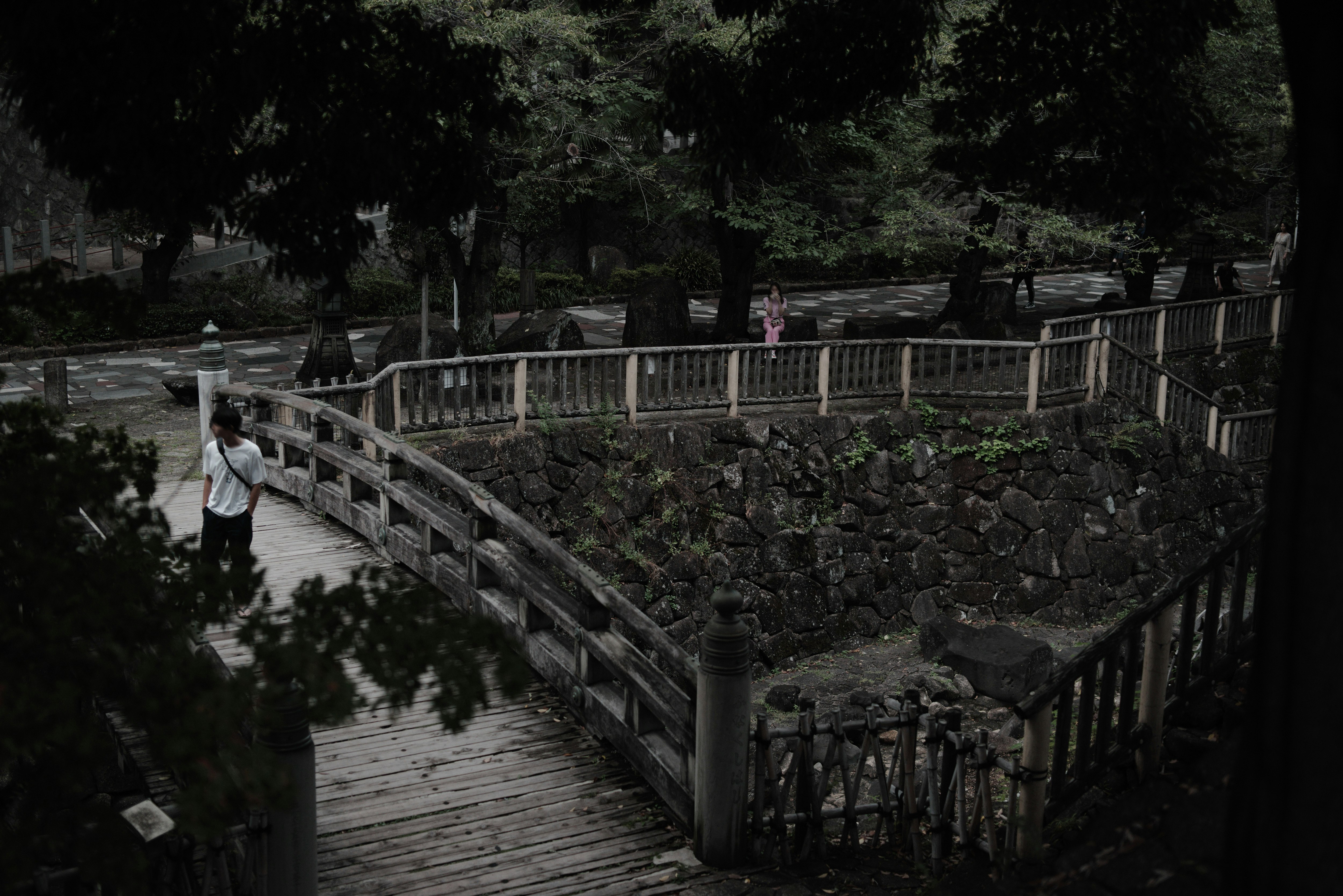 石垣と木道が続く公園の小道