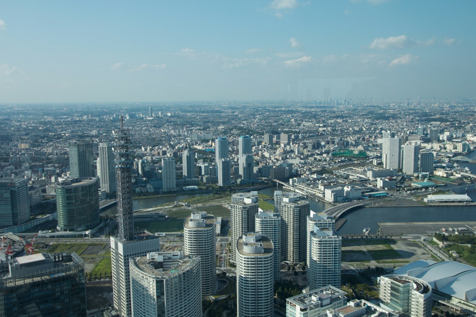城市天际线的全景视图，高楼大厦和蓝天