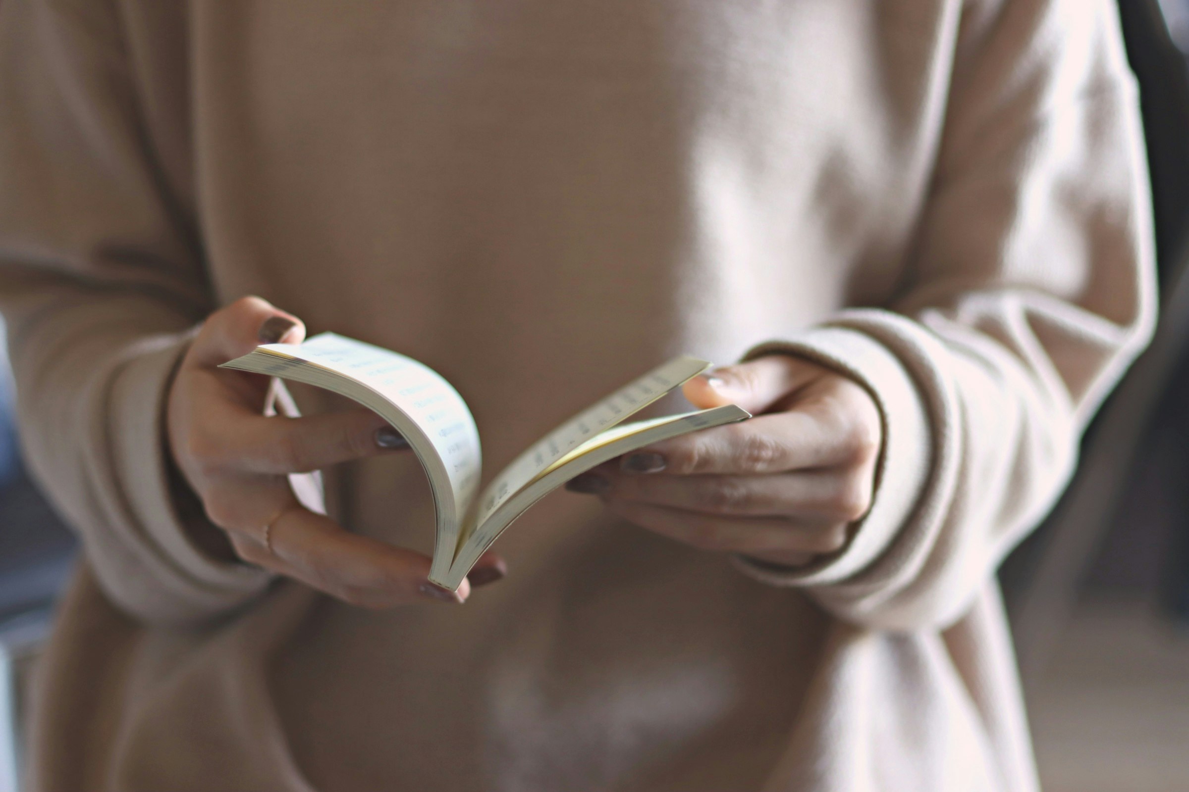 本をめくる手元の読書シーン