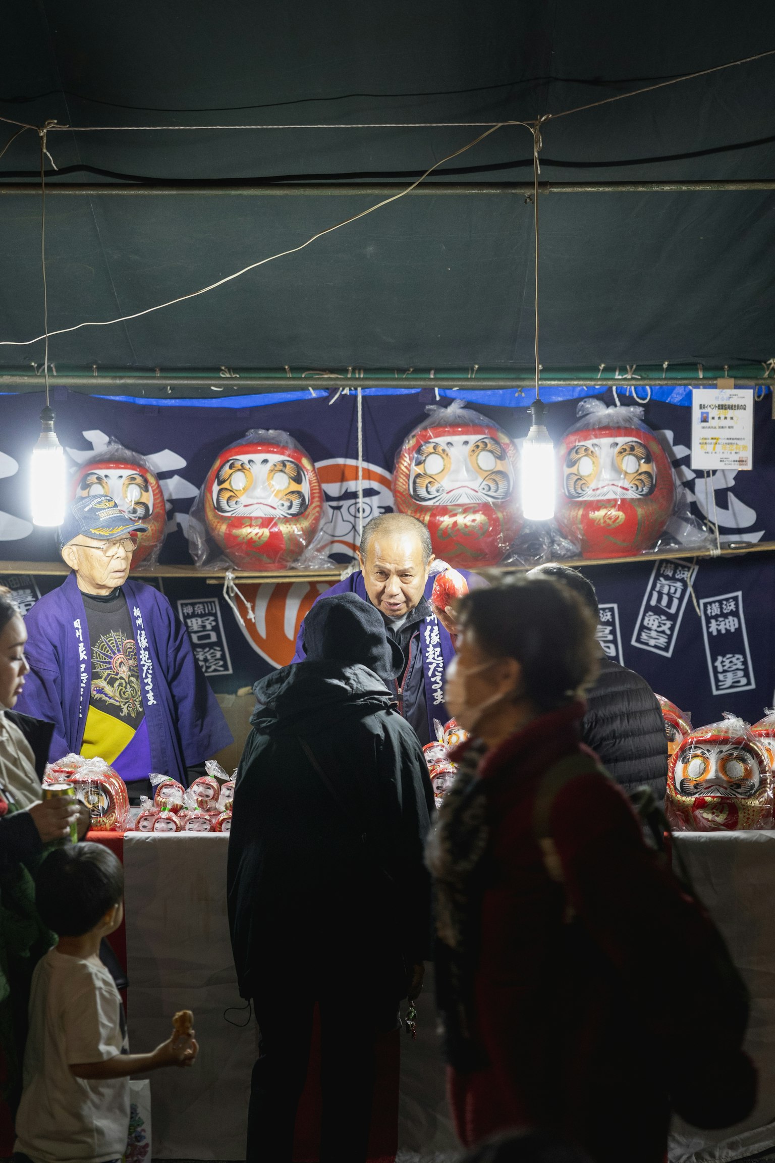Hình ảnh những người bán búp bê Daruma tại quầy hàng thị trường